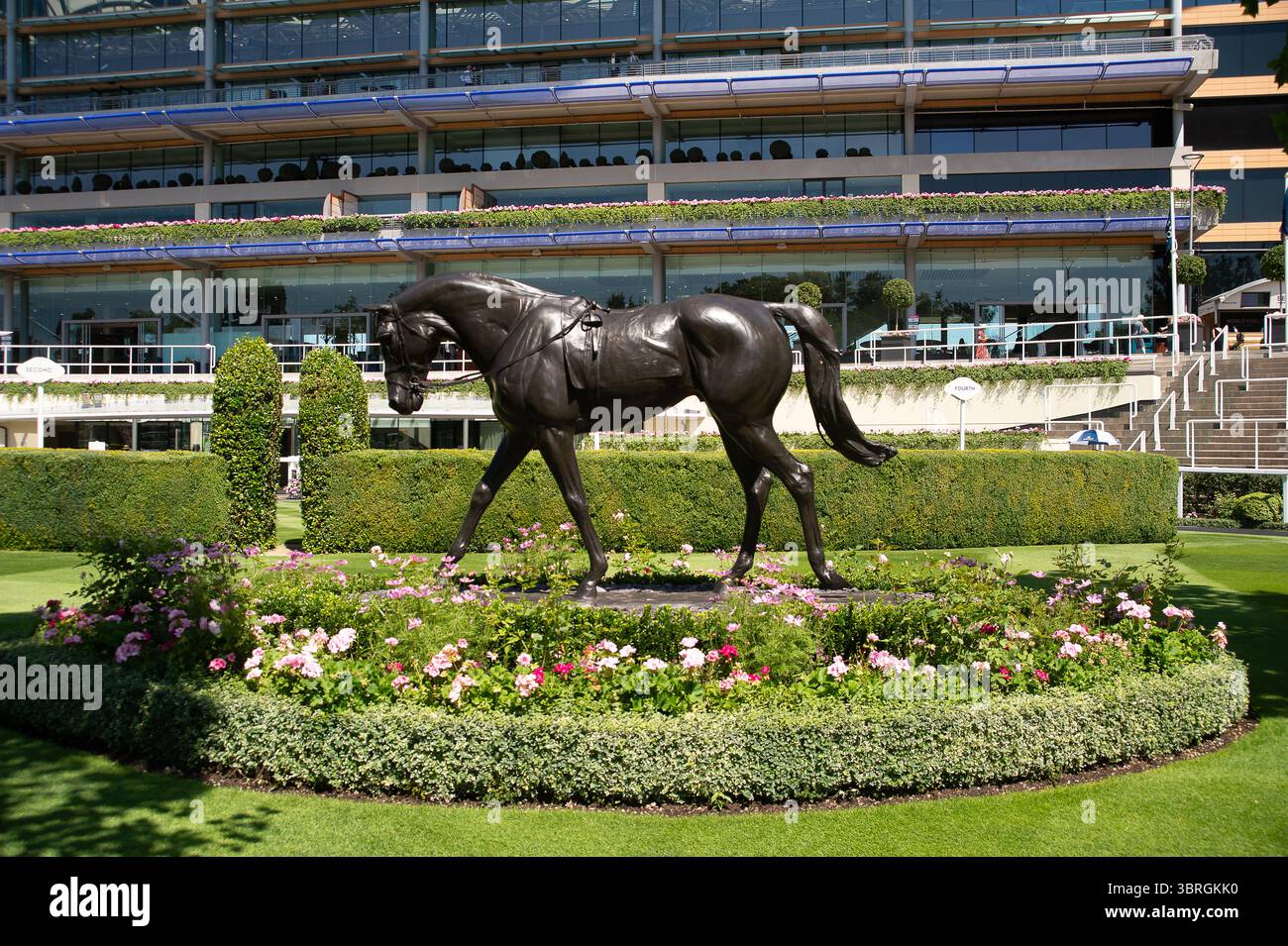 Ascot, Berkshire, Großbritannien. Juli 2025. Eine Skulptur von Pferd Yeats, viermal Gewinner des Gold Cup, im Parade Ring auf der Ascot Racecourse. Es war ein weiterer schöner sonniger Tag auf der Ascot Racecourse heute, als die Hitzewelle weiter anhält. Quelle: Maureen McLean/Alamy Live News Stockfoto