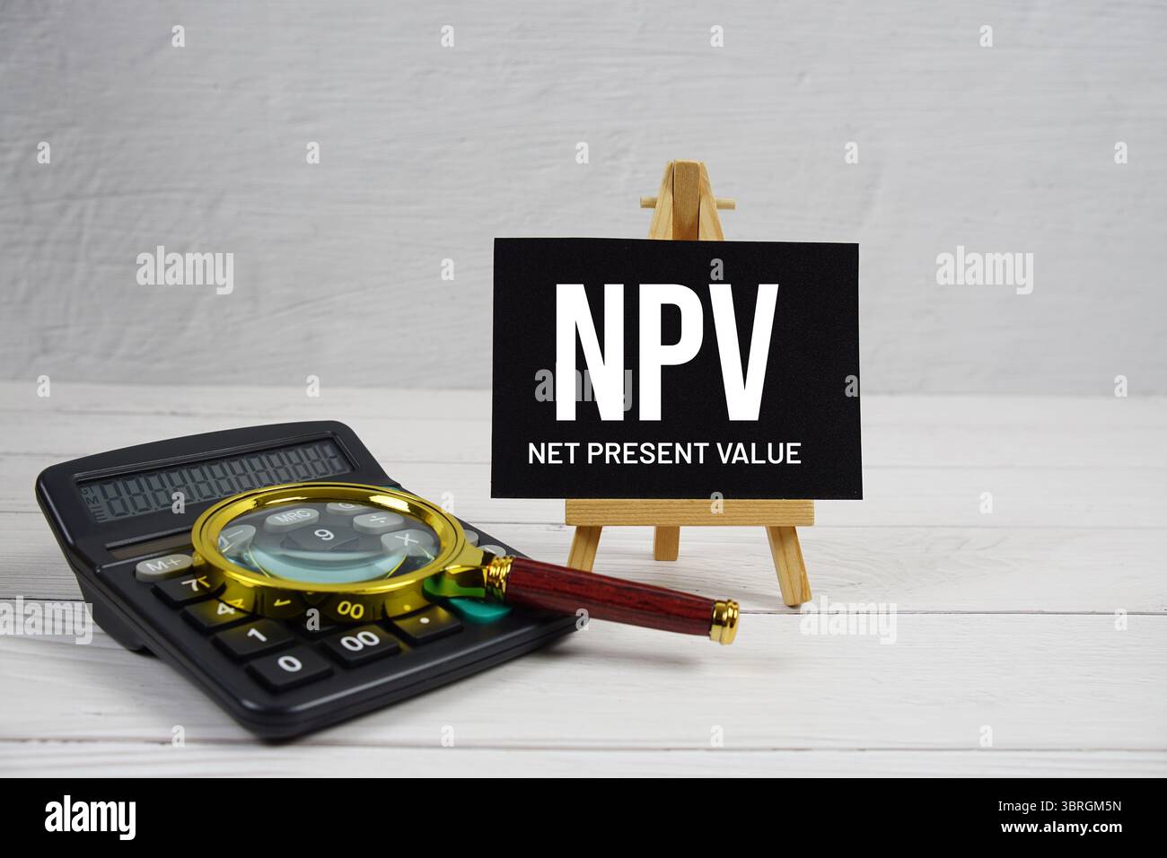 NPV-Abkürzung für Text des Nettogegenwartswertes mit Lupe und Rechner auf hölzernem Hintergrund Stockfoto