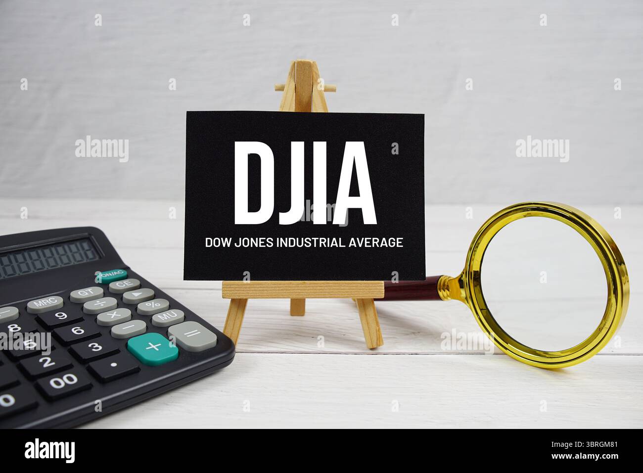 DJIA Abkürzung für Dow Jones Industrial Average Text mit Lupe und Rechner auf hölzernem Hintergrund Stockfoto