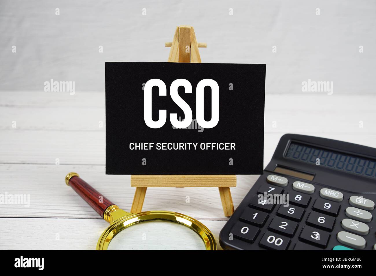 Text des Chief Security Officer des CSO mit Lupe und Rechner auf hölzernem Hintergrund Stockfoto