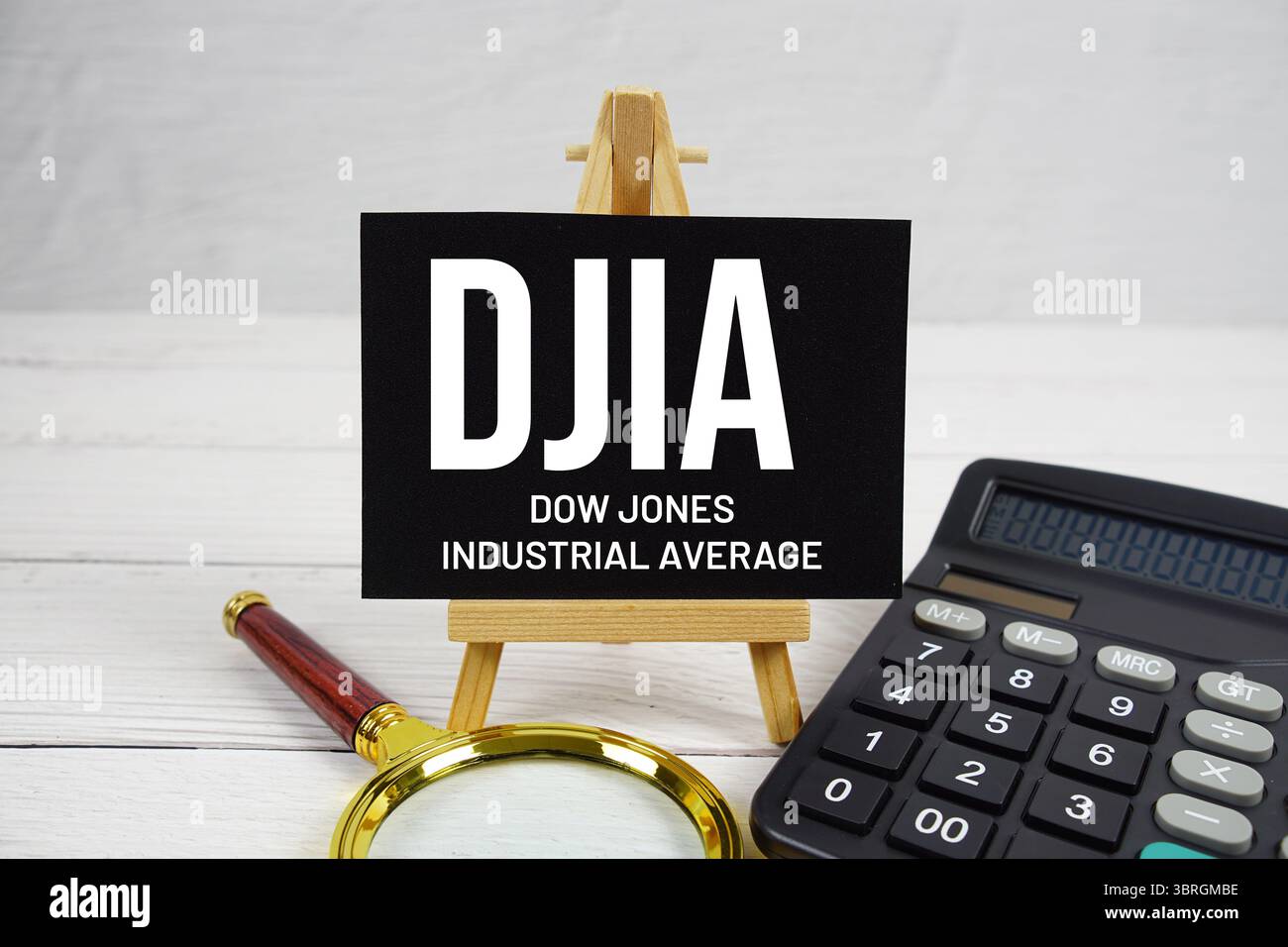 DJIA Dow Jones Industrial Durchschnittstext mit Lupe und Rechner auf hölzernem Hintergrund Stockfoto