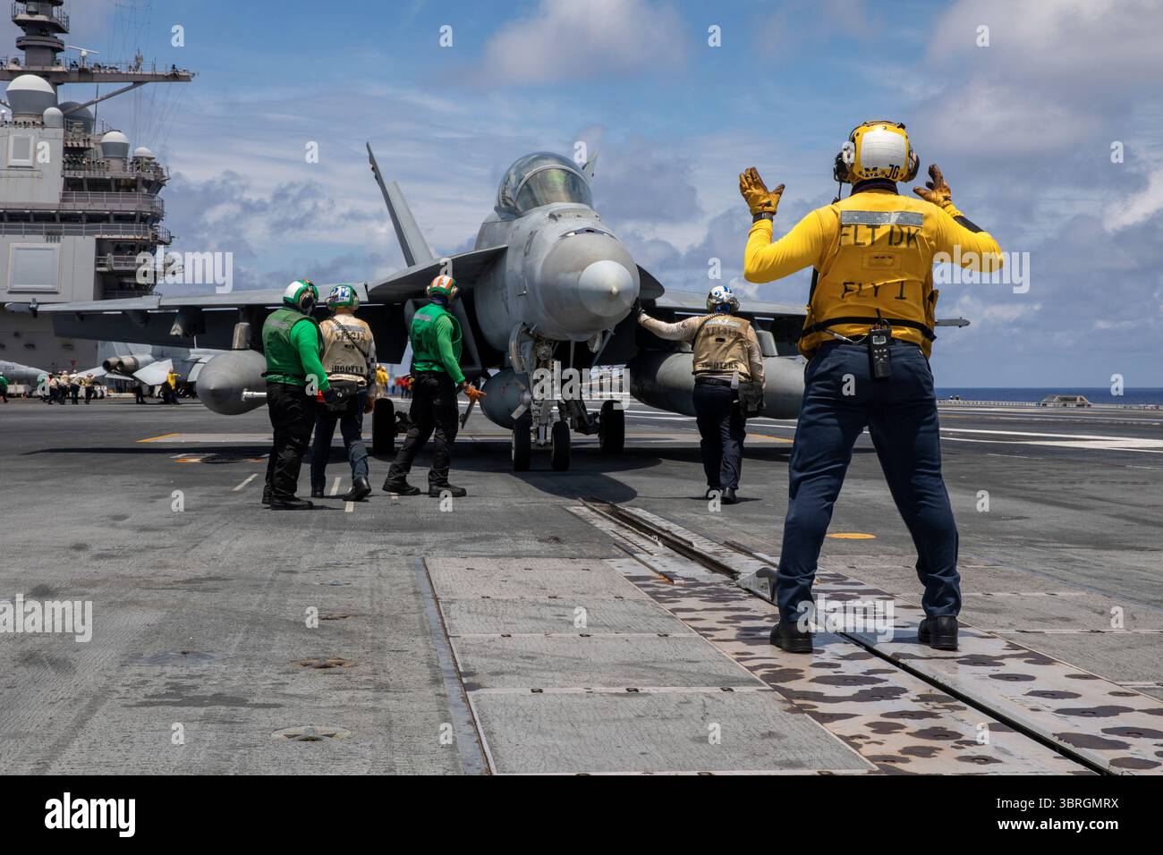 Seeleute, die dem Air Department an Bord des weltweit größten Flugzeugträgers, USS Gerald R. Ford (CVN 78), zugewiesen sind, führen eine F/A-18E Super Hornet an Stockfoto