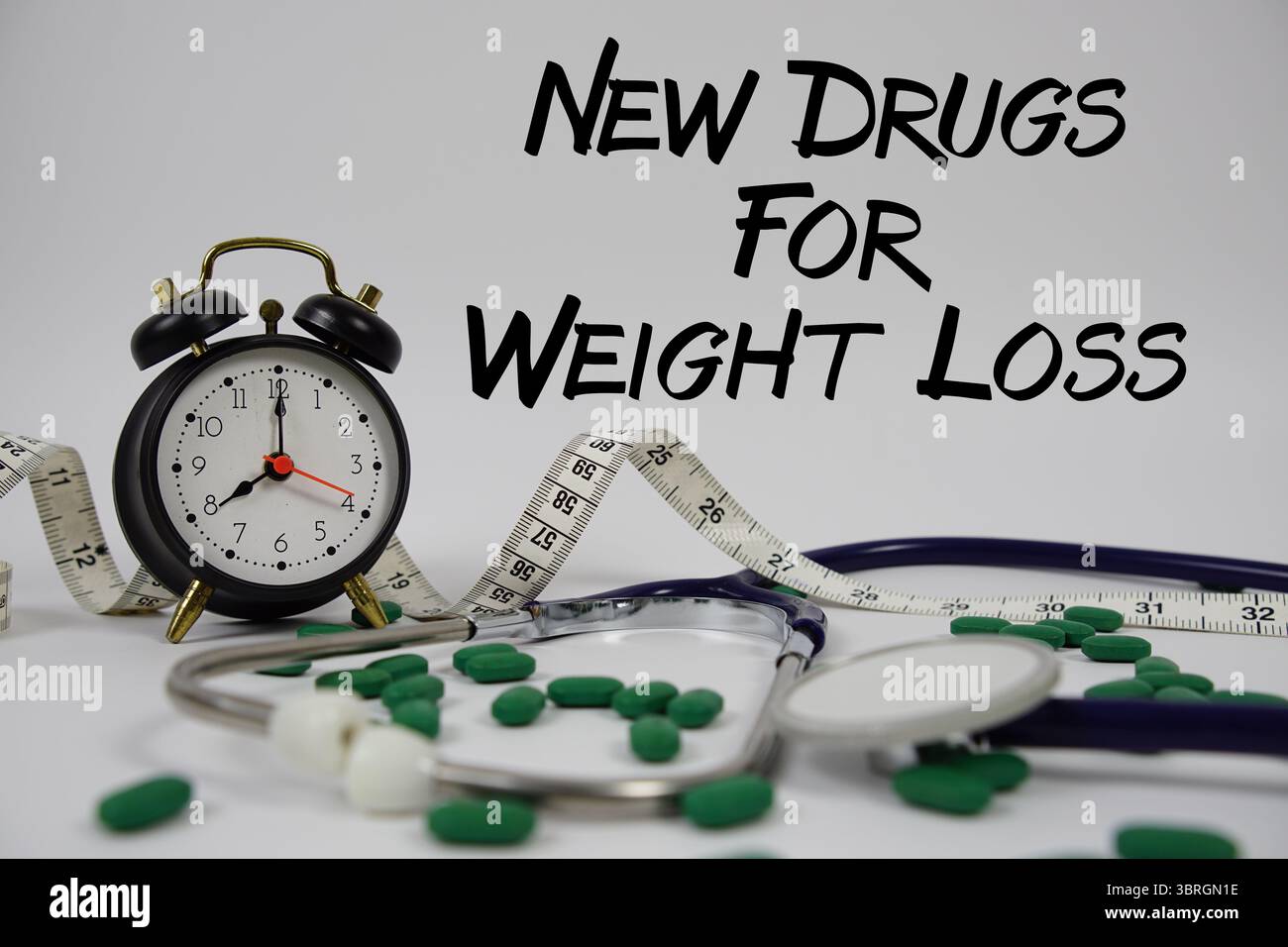 Neuer Drugs for Weight Loss Text mit Stethoskop, Medizin, Maßband und Wecker auf weißem Hintergrund Stockfoto