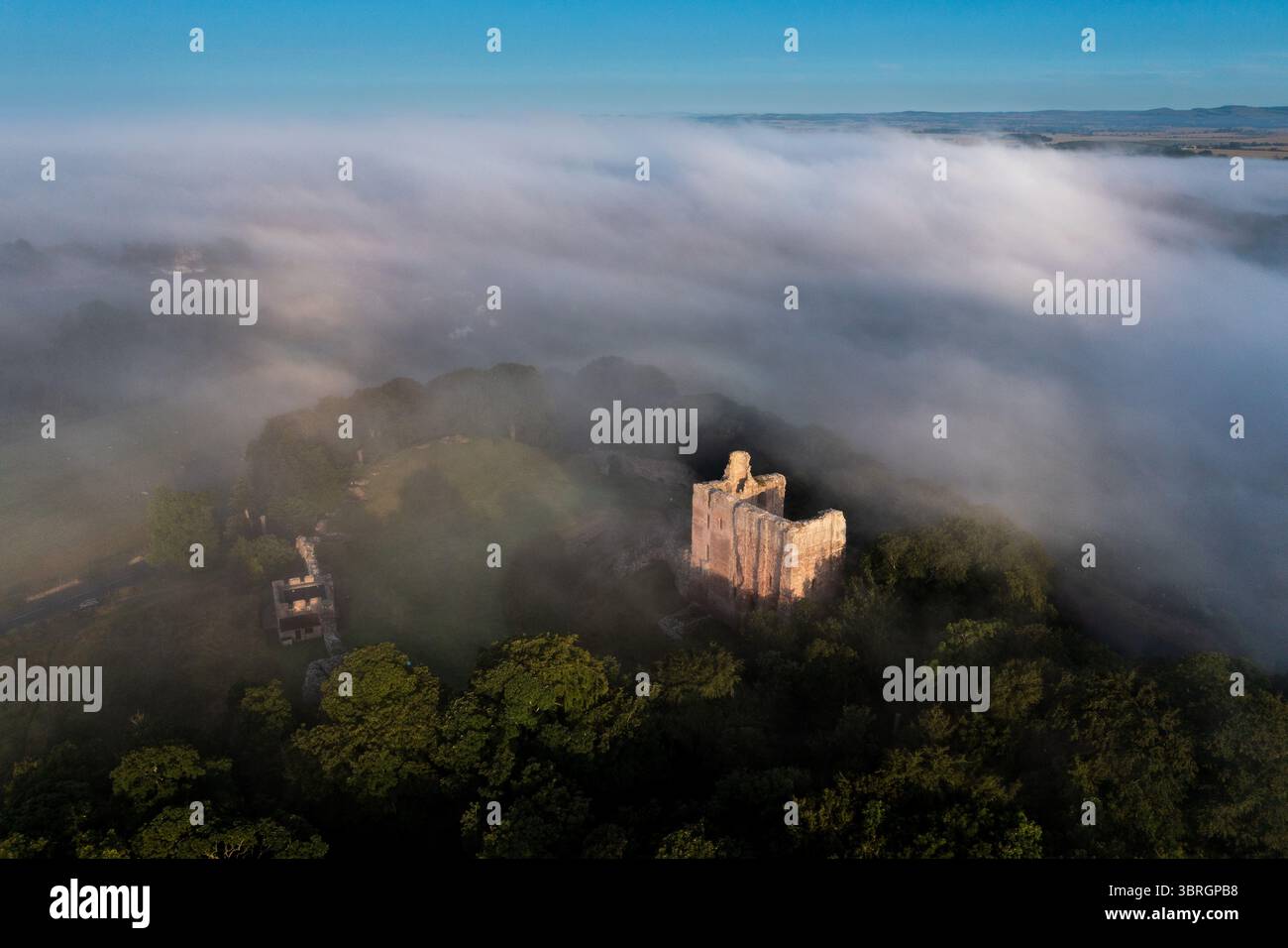 Norham Castle eine der wichtigsten Grenzburgen im Sommernebel am Fluss Tweed Stockfoto