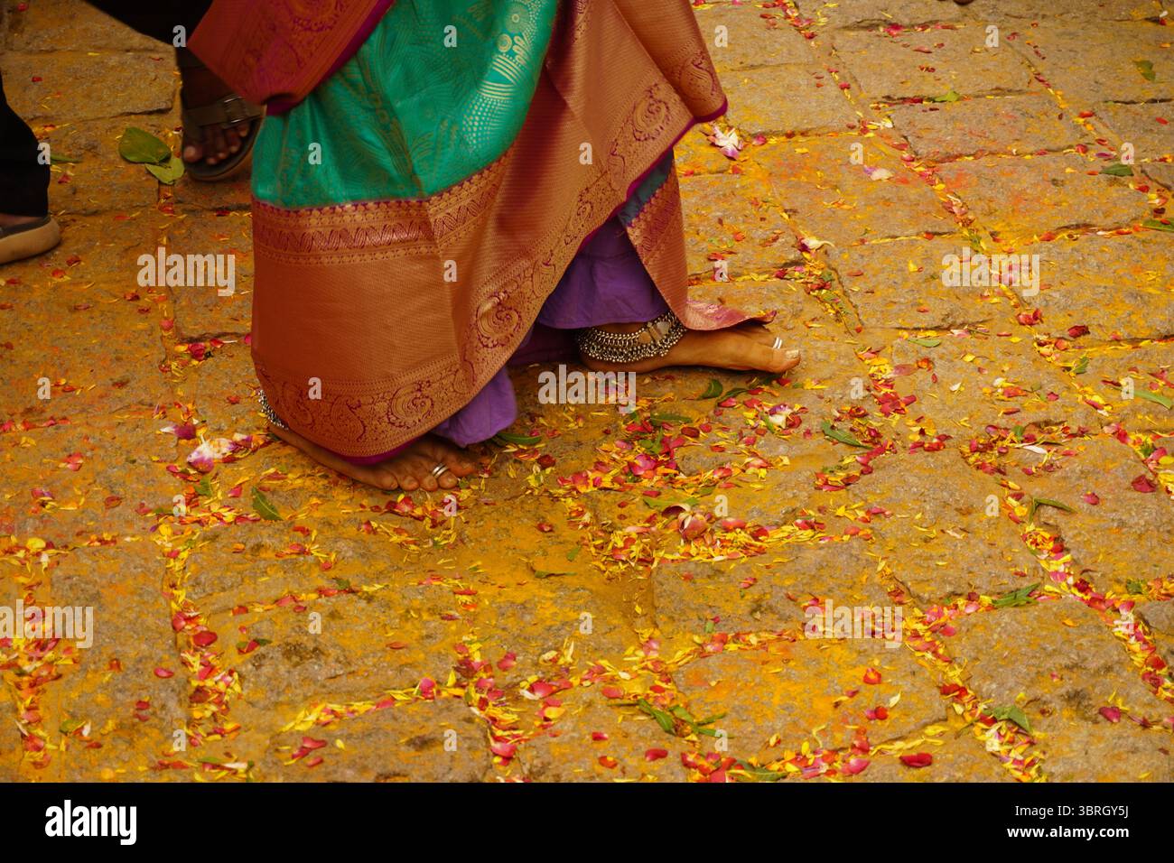 Traditionelles Bonalu-Festival mit Kurkuma- und Blumenblättern Stockfoto