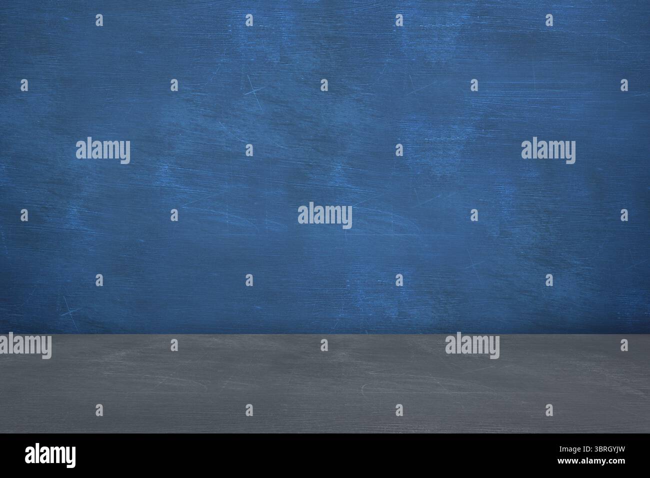 Die minimalistische flache Designszene zeigt eine graue, strukturierte Oberfläche, die sich in einen blau gestrichenen Hintergrund einfügt Stockfoto