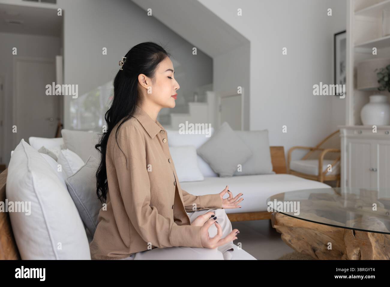 Seitenprofilansicht einer ruhigen vietnamesischen Frau, die Meditationspraxis macht Stockfoto