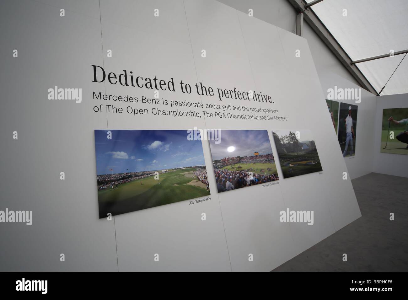 Offizieller Sponsor von Mercedes-Benz Zeltvorstellungszelt am zweiten Tag der Open Championship 2013, Muirfield, Scotalnd Picture Credit: Mark Newcombe / visionsingolf.com die Open Championship 2013 (142. Auflage) fand vom 18. Bis 21. Juli 2013 in Muirfield Golf Links in Gullane, Schottland statt – einem berühmten Veranstaltungsort, der für Präzision und Bestrafung von Fehlern bekannt ist Stockfoto