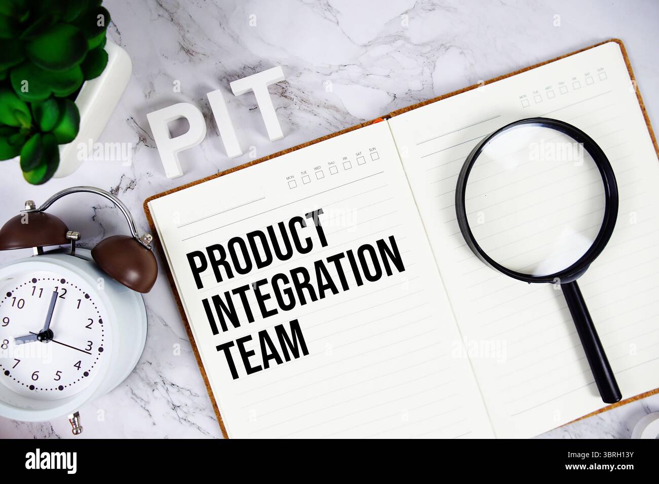 PIT – Product Integration Team Akronym auf Notizblock, Hintergrund Geschäftskonzept Stockfoto