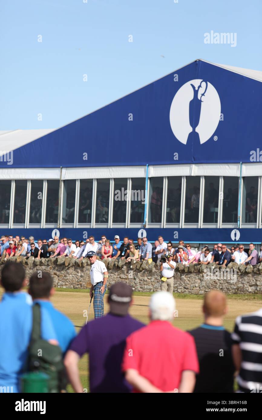 R&A Corporate Zelt Village mit Blick auf das 9. Fairway bei der Open Championship 2013, Muirfield, Scotalnd Picture Credit: Mark Newcombe / visionsingolf.com die Open Championship 2013 (142. Ausgabe) fand vom 18. Bis 21. Juli 2013 in Muirfield Golf Links in Gullane, Schottland statt – einem sagenumwobenen Veranstaltungsort, der für Präzision und Bestrafung von Fehlern bekannt ist Stockfoto