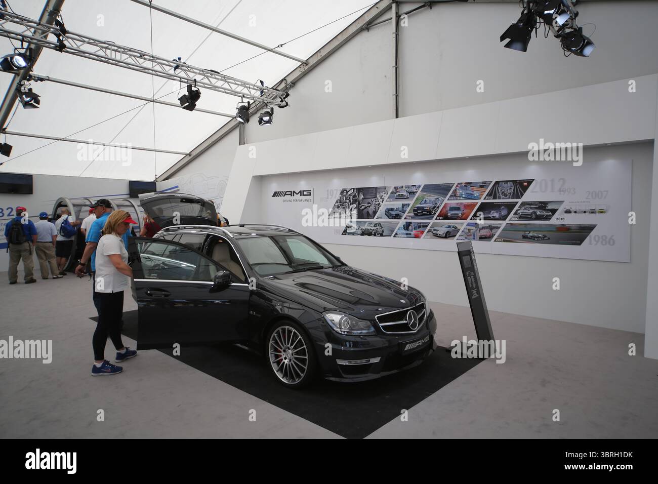 Offizieller Sponsor von Mercedes-Benz Zeltvorstellungszelt am zweiten Tag der Open Championship 2013, Muirfield, Scotalnd Picture Credit: Mark Newcombe / visionsingolf.com die Open Championship 2013 (142. Auflage) fand vom 18. Bis 21. Juli 2013 in Muirfield Golf Links in Gullane, Schottland statt – einem berühmten Veranstaltungsort, der für Präzision und Bestrafung von Fehlern bekannt ist Stockfoto
