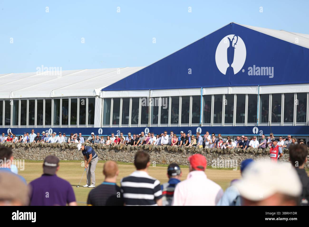 R&A Corporate Zelt Village mit Blick auf das 9. Fairway bei der Open Championship 2013, Muirfield, Scotalnd Picture Credit: Mark Newcombe / visionsingolf.com die Open Championship 2013 (142. Ausgabe) fand vom 18. Bis 21. Juli 2013 in Muirfield Golf Links in Gullane, Schottland statt – einem sagenumwobenen Veranstaltungsort, der für Präzision und Bestrafung von Fehlern bekannt ist Stockfoto