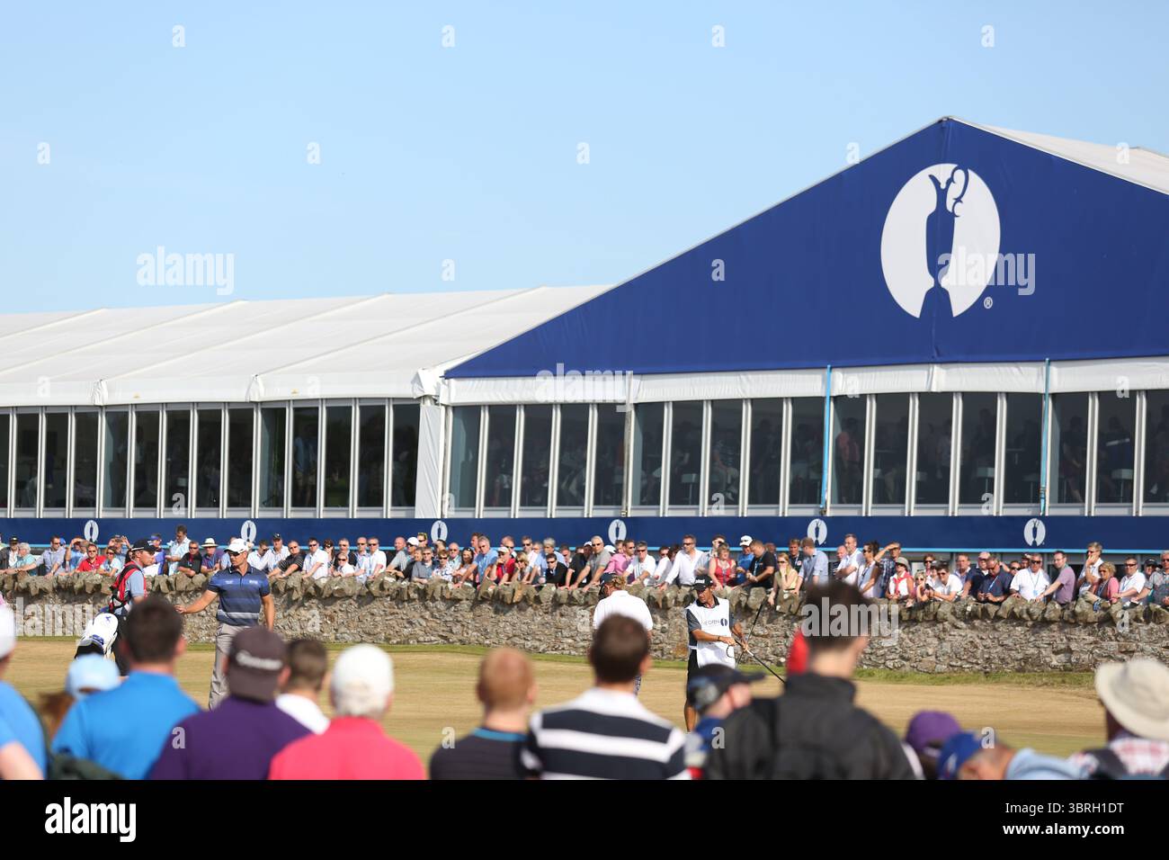 R&A Corporate Zelt Village mit Blick auf das 9. Fairway bei der Open Championship 2013, Muirfield, Scotalnd Picture Credit: Mark Newcombe / visionsingolf.com die Open Championship 2013 (142. Ausgabe) fand vom 18. Bis 21. Juli 2013 in Muirfield Golf Links in Gullane, Schottland statt – einem sagenumwobenen Veranstaltungsort, der für Präzision und Bestrafung von Fehlern bekannt ist Stockfoto