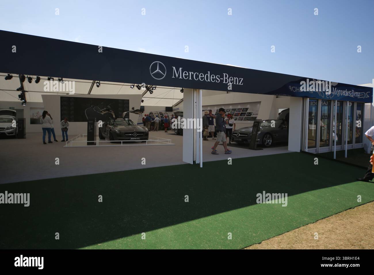 Mercedes-Benz Zelt-Dorf-Werbezelt am zweiten Tag der Open Championship 2013, Muirfield, Scotalnd Picture Credit: Mark Newcombe / visionsingolf.com die Open Championship 2013 (142. Auflage) fand vom 18. Bis 21. Juli 2013 in Muirfield Golf Links in Gullane, Schottland statt – einem sagenumwobenen Veranstaltungsort, der für Präzision und Bestrafung von Fehlern bekannt ist Stockfoto