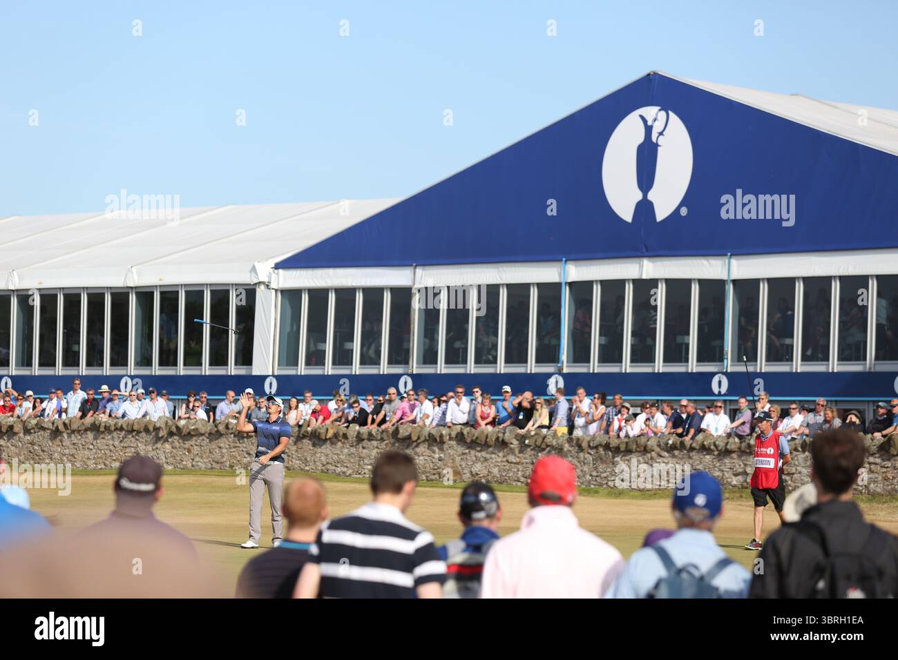 R&A Corporate Zelt Village mit Blick auf das 9. Fairway bei der Open Championship 2013, Muirfield, Scotalnd Picture Credit: Mark Newcombe / visionsingolf.com die Open Championship 2013 (142. Ausgabe) fand vom 18. Bis 21. Juli 2013 in Muirfield Golf Links in Gullane, Schottland statt – einem sagenumwobenen Veranstaltungsort, der für Präzision und Bestrafung von Fehlern bekannt ist Stockfoto