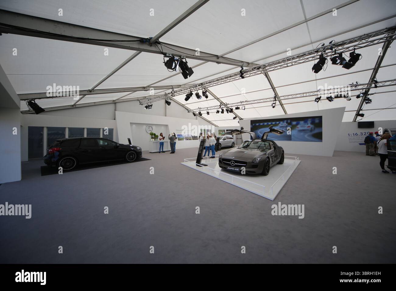 Offizieller Sponsor von Mercedes-Benz Zeltvorstellungszelt am zweiten Tag der Open Championship 2013, Muirfield, Scotalnd Picture Credit: Mark Newcombe / visionsingolf.com die Open Championship 2013 (142. Auflage) fand vom 18. Bis 21. Juli 2013 in Muirfield Golf Links in Gullane, Schottland statt – einem berühmten Veranstaltungsort, der für Präzision und Bestrafung von Fehlern bekannt ist Stockfoto