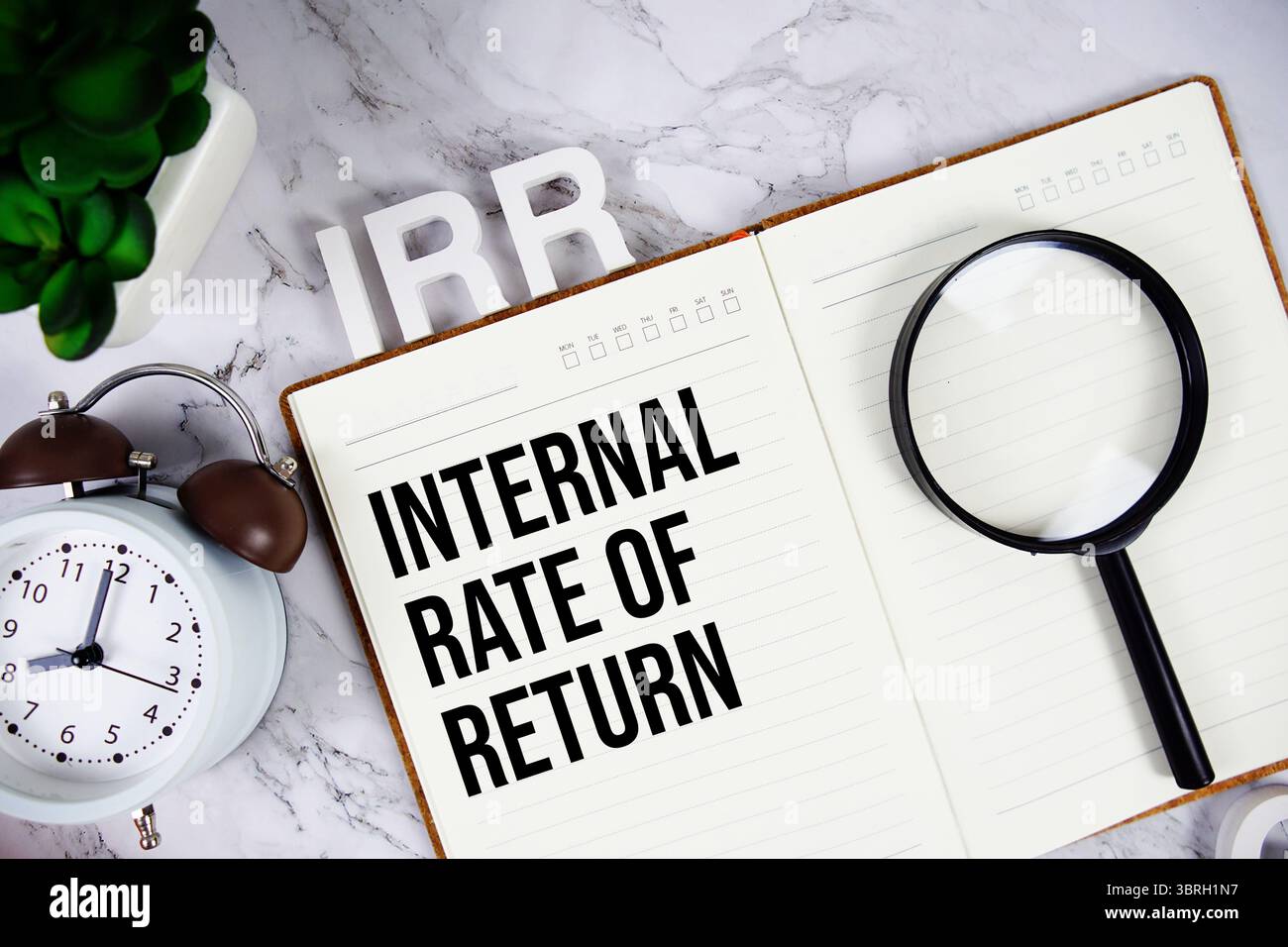 IRR – Akronym für interne Rendite auf Notizblock, Hintergrund Geschäftskonzept Stockfoto