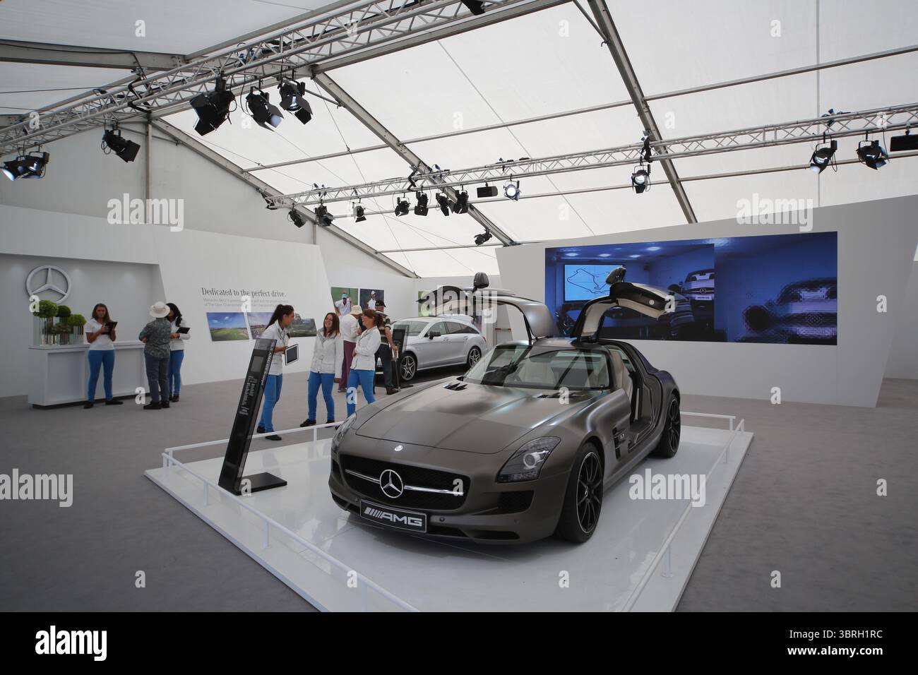 Offizieller Sponsor von Mercedes-Benz Zeltvorstellungszelt am zweiten Tag der Open Championship 2013, Muirfield, Scotalnd Picture Credit: Mark Newcombe / visionsingolf.com die Open Championship 2013 (142. Auflage) fand vom 18. Bis 21. Juli 2013 in Muirfield Golf Links in Gullane, Schottland statt – einem berühmten Veranstaltungsort, der für Präzision und Bestrafung von Fehlern bekannt ist Stockfoto