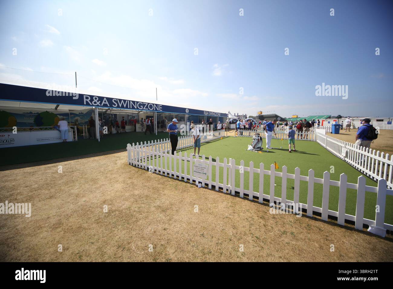 Das Zeltdorf am zweiten Tag der Open Championship 2013, Muirfield, Scotalnd Picture Credit: Mark Newcombe / visionsingolf.com die Open Championship 2013 (142. Auflage) fand vom 18. Bis 21. Juli 2013 in Muirfield Golf Links in Gullane, Schottland statt – einem geschichtsträchtigen Veranstaltungsort, der für Präzision und Bestrafung von Fehlern bekannt ist Stockfoto