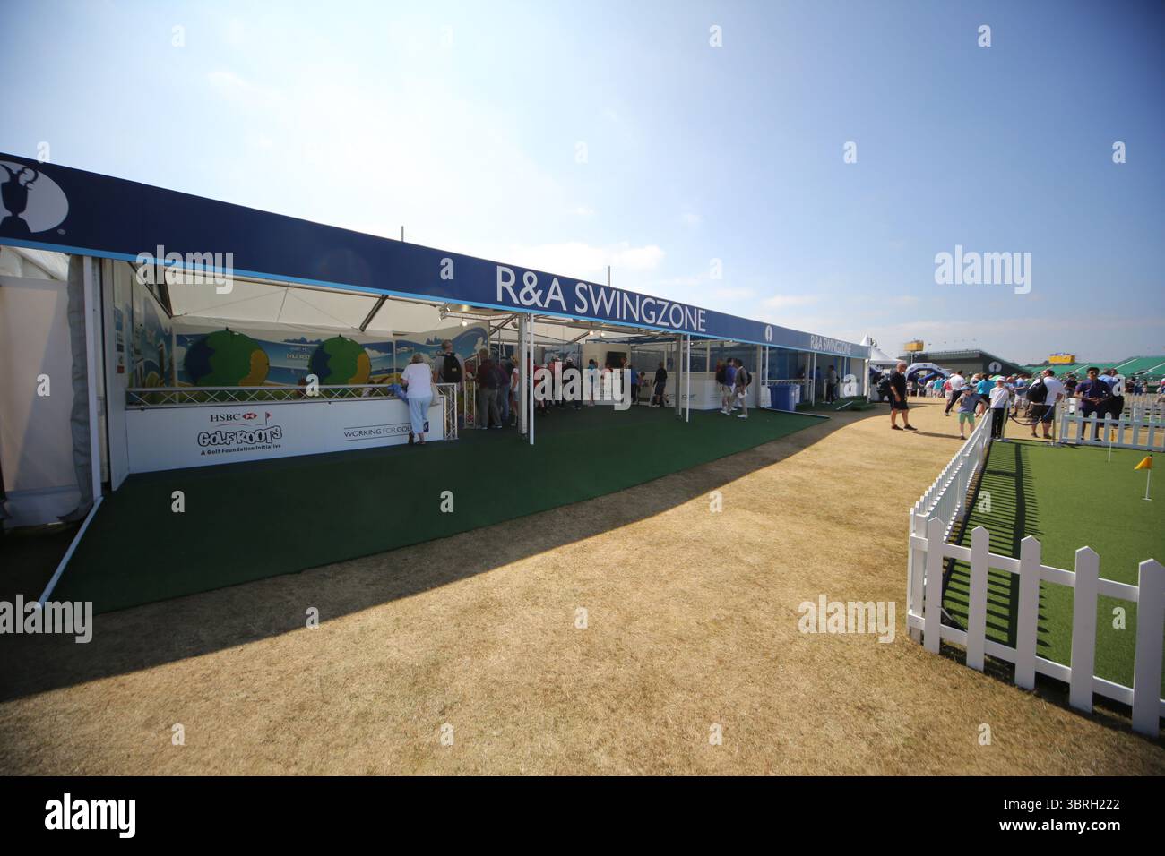 Das Zeltdorf am zweiten Tag der Open Championship 2013, Muirfield, Scotalnd Picture Credit: Mark Newcombe / visionsingolf.com die Open Championship 2013 (142. Auflage) fand vom 18. Bis 21. Juli 2013 in Muirfield Golf Links in Gullane, Schottland statt – einem geschichtsträchtigen Veranstaltungsort, der für Präzision und Bestrafung von Fehlern bekannt ist Stockfoto