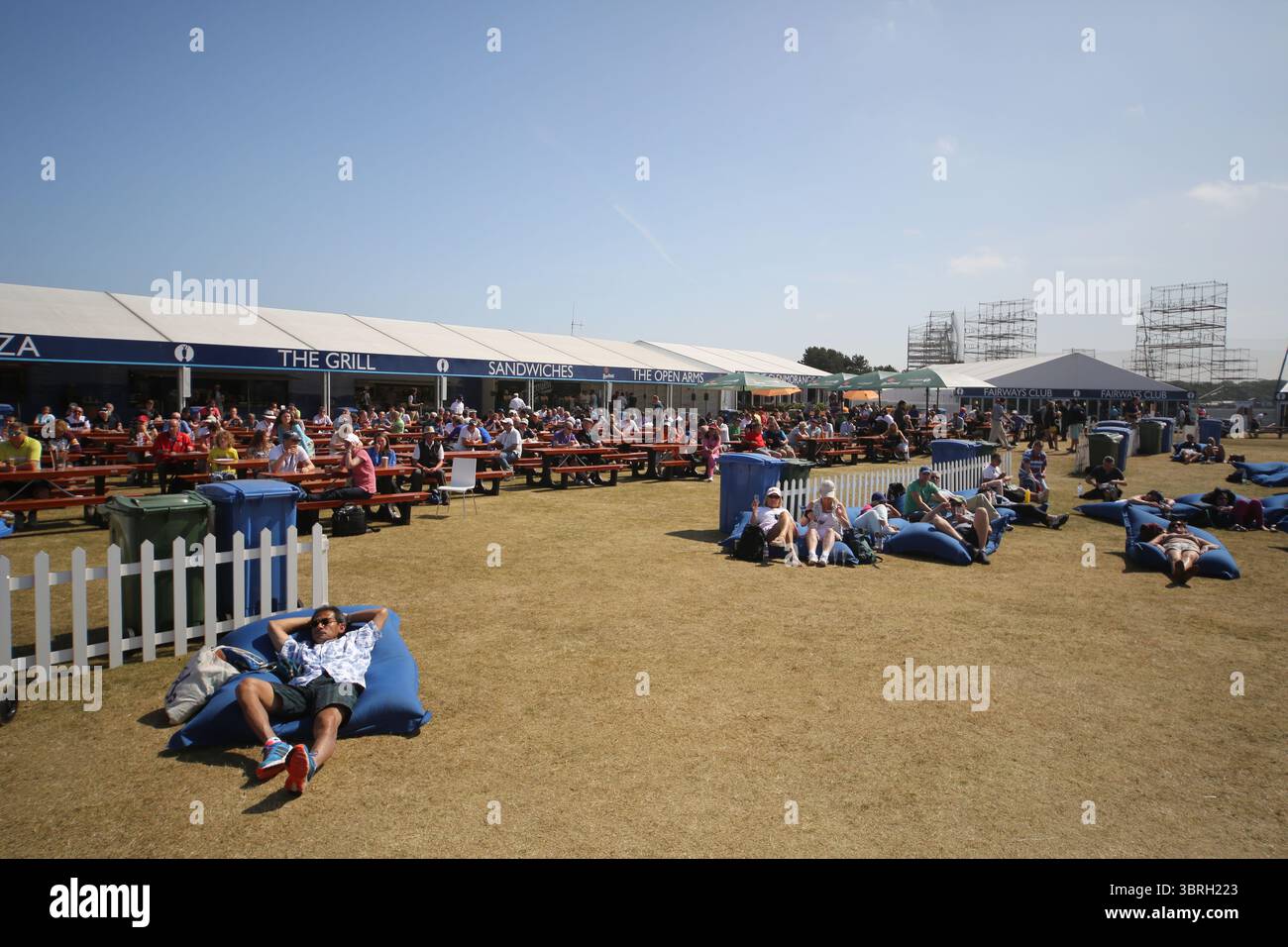 Das Zeltdorf am zweiten Tag der Open Championship 2013, Muirfield, Scotalnd Picture Credit: Mark Newcombe / visionsingolf.com die Open Championship 2013 (142. Auflage) fand vom 18. Bis 21. Juli 2013 in Muirfield Golf Links in Gullane, Schottland statt – einem geschichtsträchtigen Veranstaltungsort, der für Präzision und Bestrafung von Fehlern bekannt ist Stockfoto