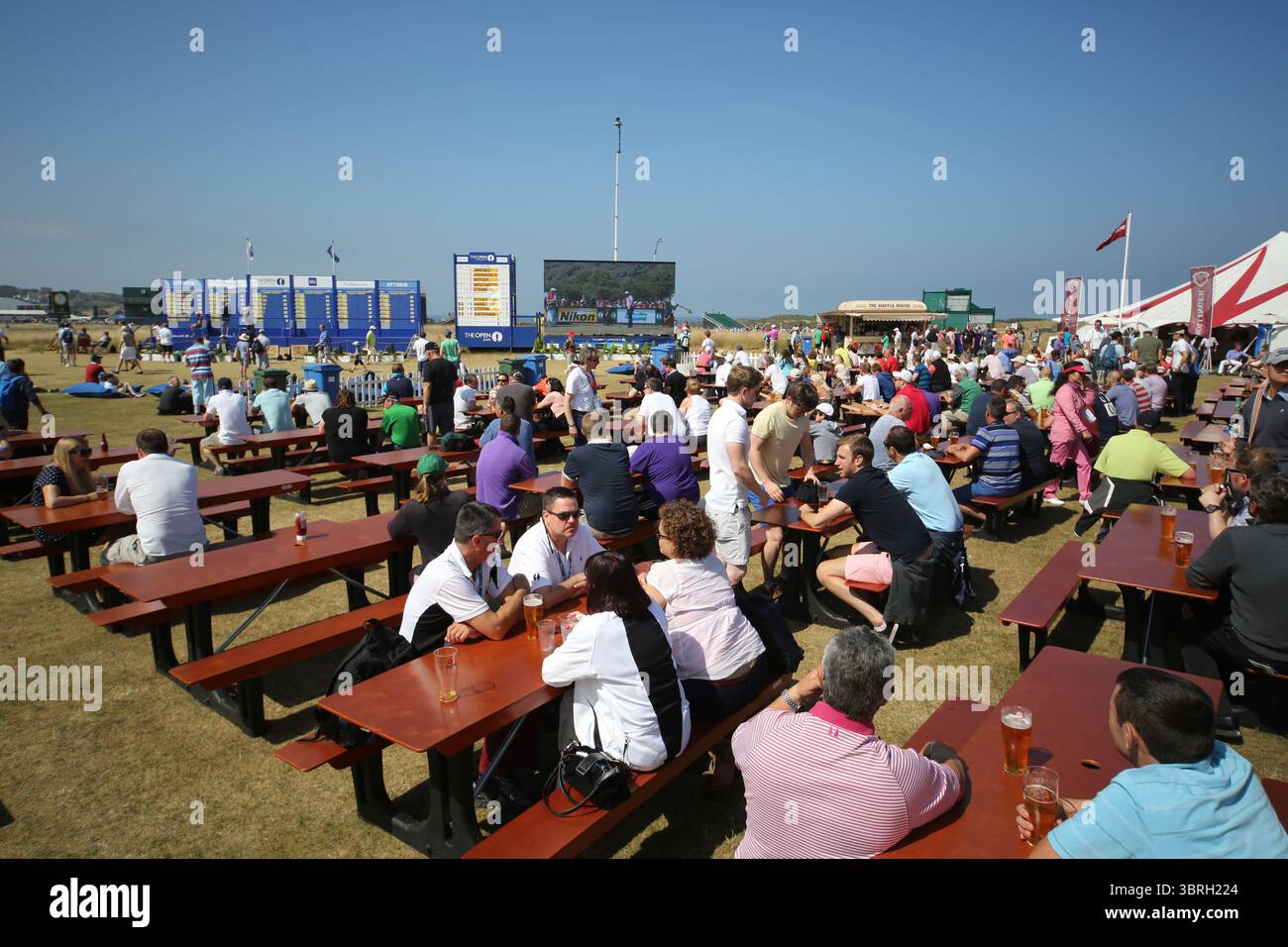 Das Zeltdorf am zweiten Tag der Open Championship 2013, Muirfield, Scotalnd Picture Credit: Mark Newcombe / visionsingolf.com die Open Championship 2013 (142. Auflage) fand vom 18. Bis 21. Juli 2013 in Muirfield Golf Links in Gullane, Schottland statt – einem geschichtsträchtigen Veranstaltungsort, der für Präzision und Bestrafung von Fehlern bekannt ist Stockfoto