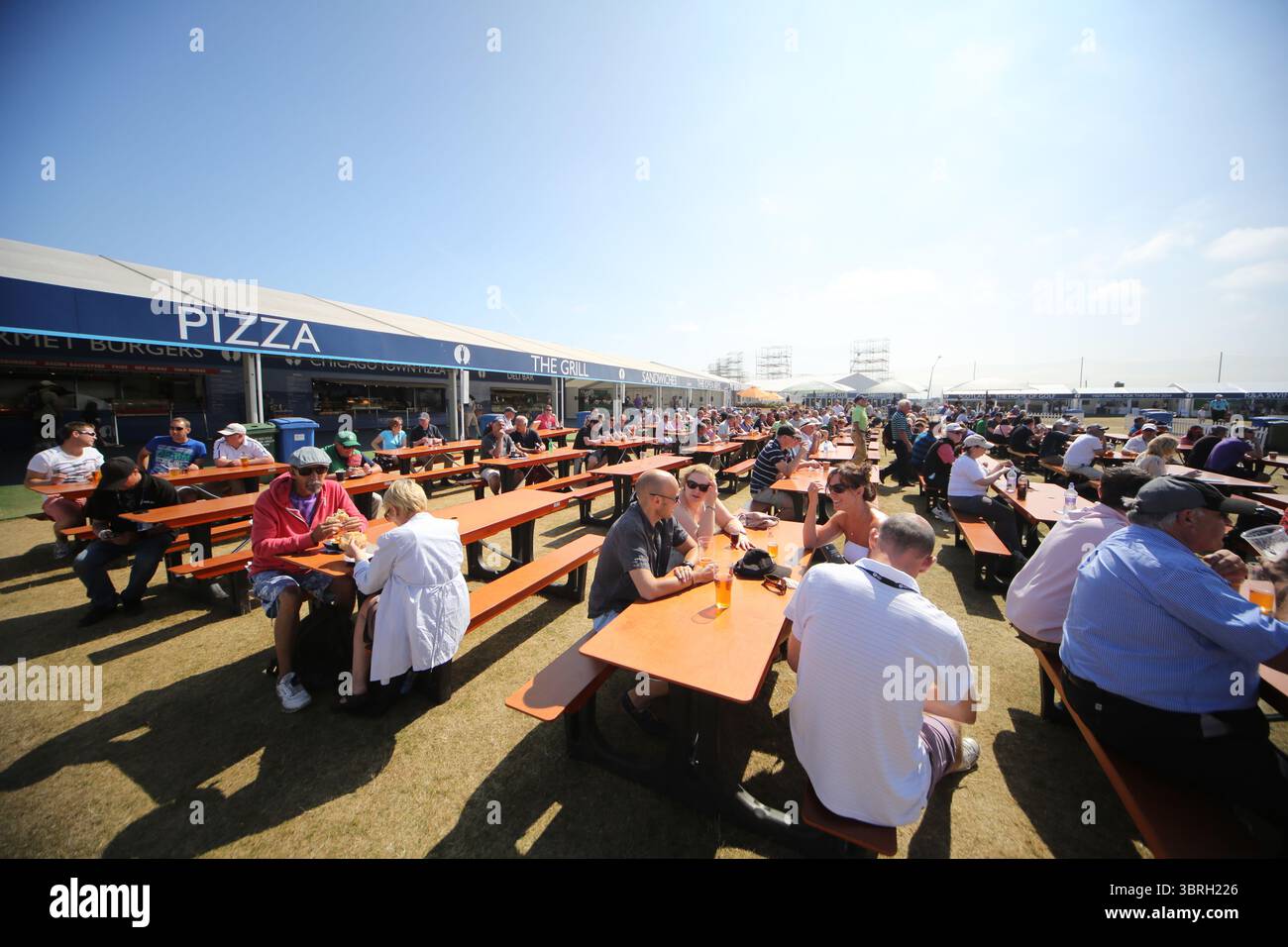 Das Zeltdorf am zweiten Tag der Open Championship 2013, Muirfield, Scotalnd Picture Credit: Mark Newcombe / visionsingolf.com die Open Championship 2013 (142. Auflage) fand vom 18. Bis 21. Juli 2013 in Muirfield Golf Links in Gullane, Schottland statt – einem geschichtsträchtigen Veranstaltungsort, der für Präzision und Bestrafung von Fehlern bekannt ist Stockfoto