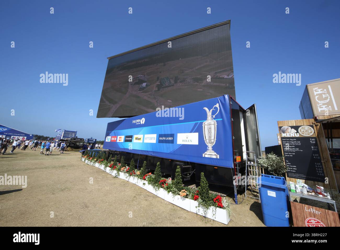Die elektronische Anzeigetafel für Zelte am zweiten Tag der Open Championship 2013, Muirfield, Scotalnd Picture Credit: Mark Newcombe / visionsingolf.com die Open Championship 2013 (142. Ausgabe) fand vom 18. Bis 21. Juli 2013 in Muirfield Golf Links in Gullane, Schottland statt – einem berühmten Veranstaltungsort, der für Präzision und Bestrafung von Fehlern bekannt ist Stockfoto