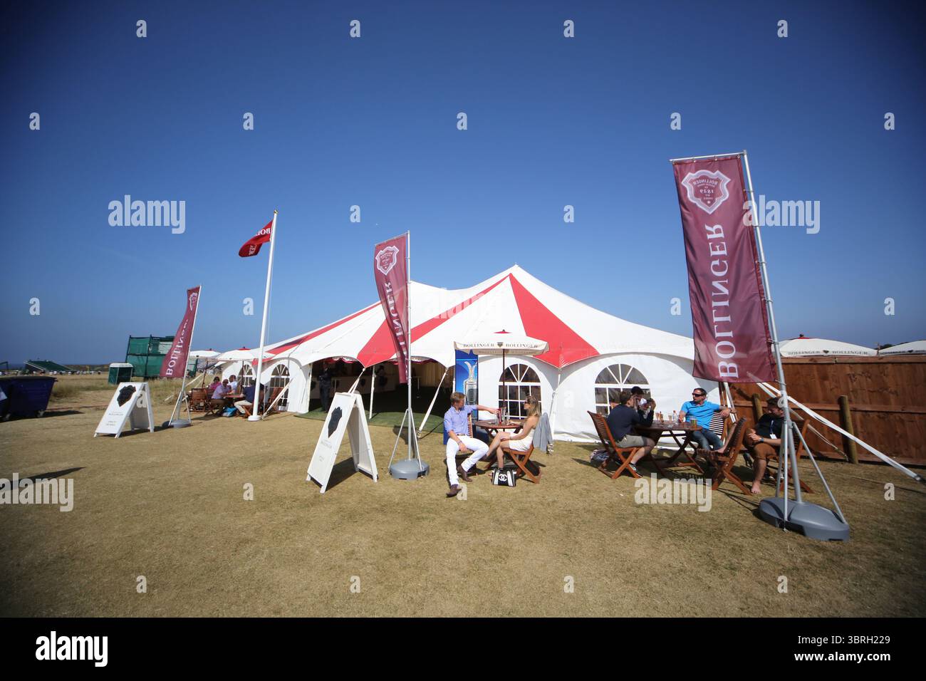 Das Zeltdorf Bollinger Champagnerzelt am zweiten Tag der Open Championship 2013, Muirfield, Scotalnd Picture Credit: Mark Newcombe / visionsingolf.com die Open Championship 2013 (142. Auflage) fand vom 18. Bis 21. Juli 2013 in Muirfield Golf Links in Gullane, Schottland statt – ein geschichtsträchtiger Veranstaltungsort, der für Präzision und Bestrafung von Fehlern bekannt ist Stockfoto