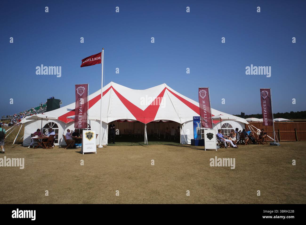 Das Zeltdorf Bollinger Champagnerzelt am zweiten Tag der Open Championship 2013, Muirfield, Scotalnd Picture Credit: Mark Newcombe / visionsingolf.com die Open Championship 2013 (142. Auflage) fand vom 18. Bis 21. Juli 2013 in Muirfield Golf Links in Gullane, Schottland statt – ein geschichtsträchtiger Veranstaltungsort, der für Präzision und Bestrafung von Fehlern bekannt ist Stockfoto