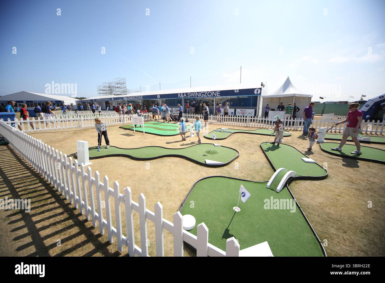 Die mit Zelt bebaute Village Swing Zone für den Golfunterricht am zweiten Tag der Open Championship 2013, Muirfield, Scotalnd Picture Credit: Mark Newcombe / visionsingolf.com die Open Championship 2013 (142. Ausgabe) fand vom 18. Bis 21. Juli 2013 in Muirfield Golf Links in Gullane, Schottland statt – einem geschichtsträchtigen Veranstaltungsort, der für Präzision und Bestrafung von Fehlern bekannt ist Stockfoto