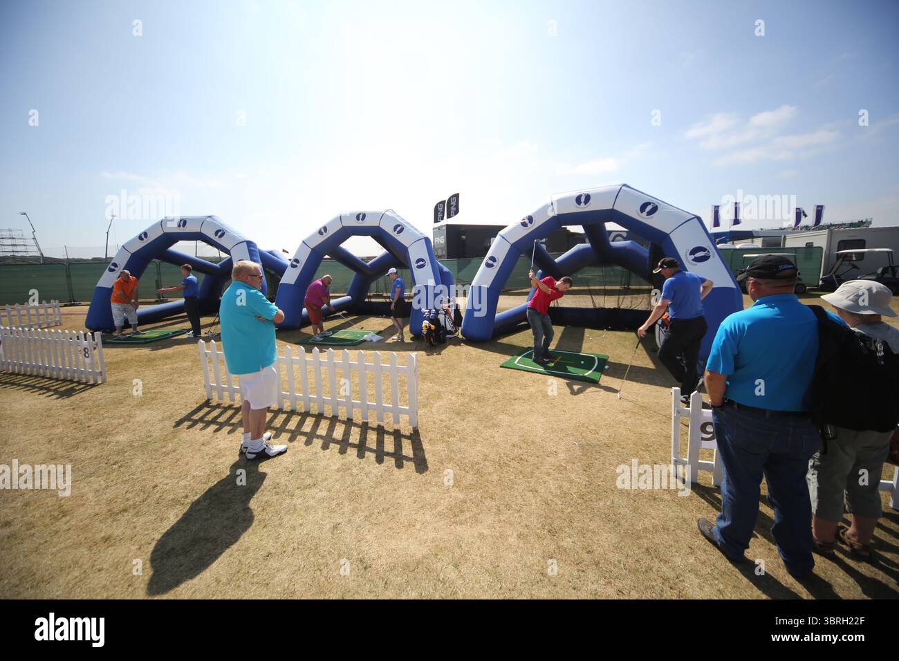 Die mit Zelt bebaute Village Swing Zone für den Golfunterricht am zweiten Tag der Open Championship 2013, Muirfield, Scotalnd Picture Credit: Mark Newcombe / visionsingolf.com die Open Championship 2013 (142. Ausgabe) fand vom 18. Bis 21. Juli 2013 in Muirfield Golf Links in Gullane, Schottland statt – einem geschichtsträchtigen Veranstaltungsort, der für Präzision und Bestrafung von Fehlern bekannt ist Stockfoto