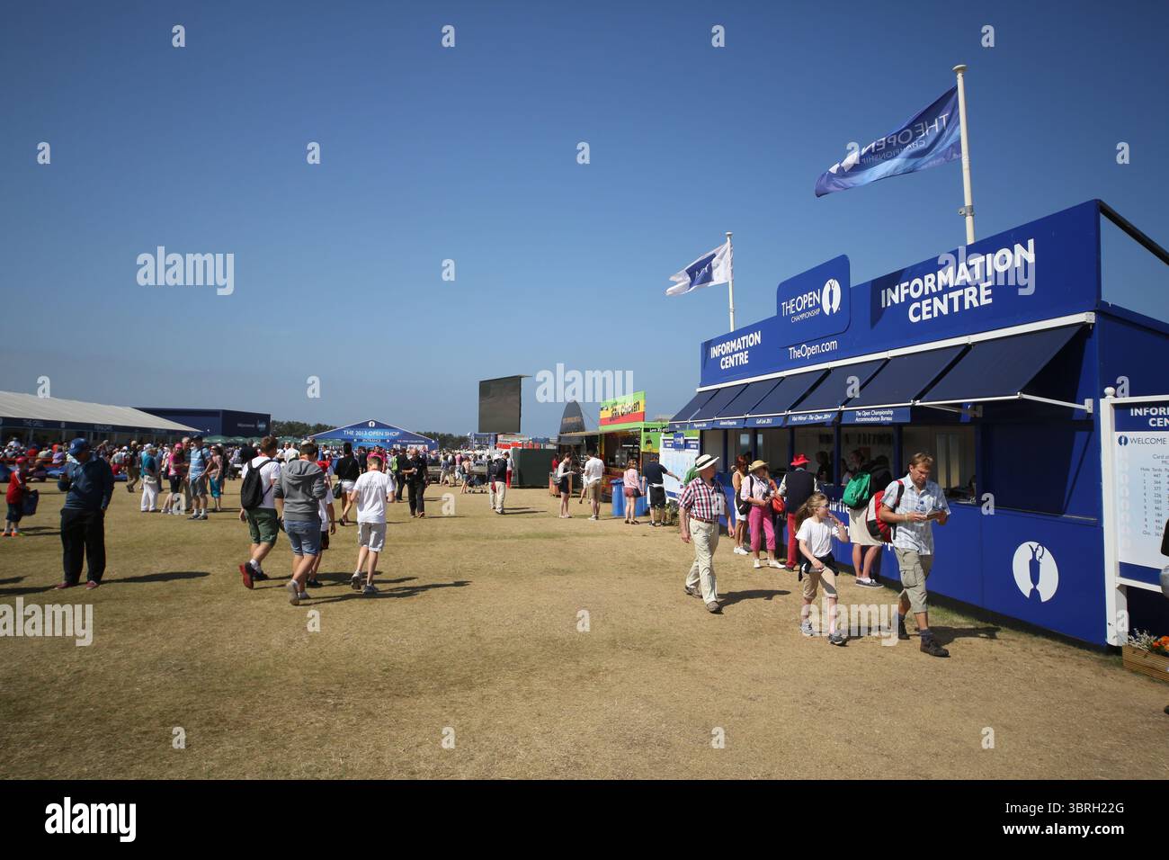 Das Zeltdorf am zweiten Tag der Open Championship 2013, Muirfield, Scotalnd Picture Credit: Mark Newcombe / visionsingolf.com die Open Championship 2013 (142. Auflage) fand vom 18. Bis 21. Juli 2013 in Muirfield Golf Links in Gullane, Schottland statt – einem geschichtsträchtigen Veranstaltungsort, der für Präzision und Bestrafung von Fehlern bekannt ist Stockfoto