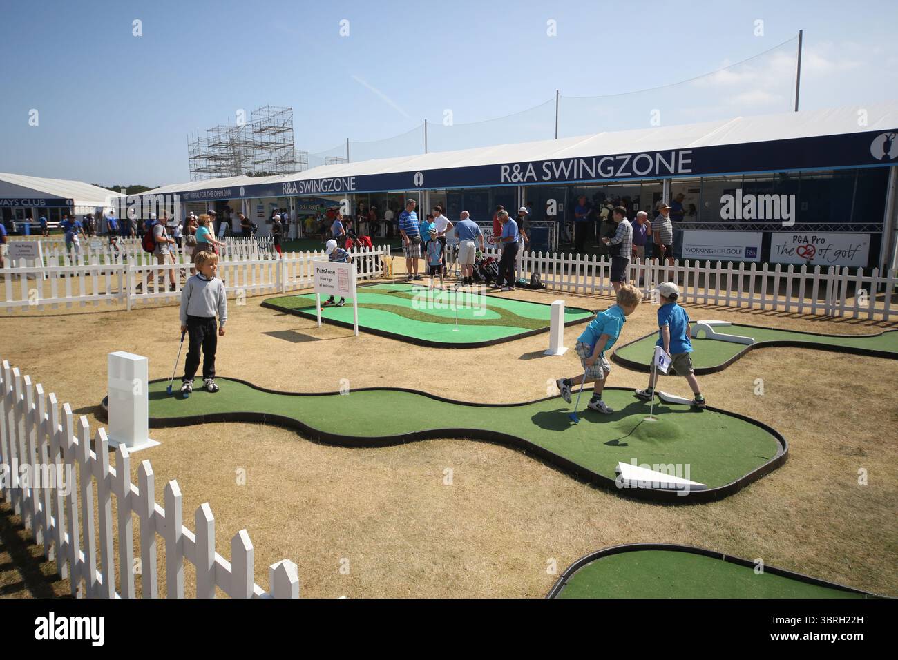 Die mit Zelt bebaute Village Swing Zone für den Golfunterricht am zweiten Tag der Open Championship 2013, Muirfield, Scotalnd Picture Credit: Mark Newcombe / visionsingolf.com die Open Championship 2013 (142. Ausgabe) fand vom 18. Bis 21. Juli 2013 in Muirfield Golf Links in Gullane, Schottland statt – einem geschichtsträchtigen Veranstaltungsort, der für Präzision und Bestrafung von Fehlern bekannt ist Stockfoto