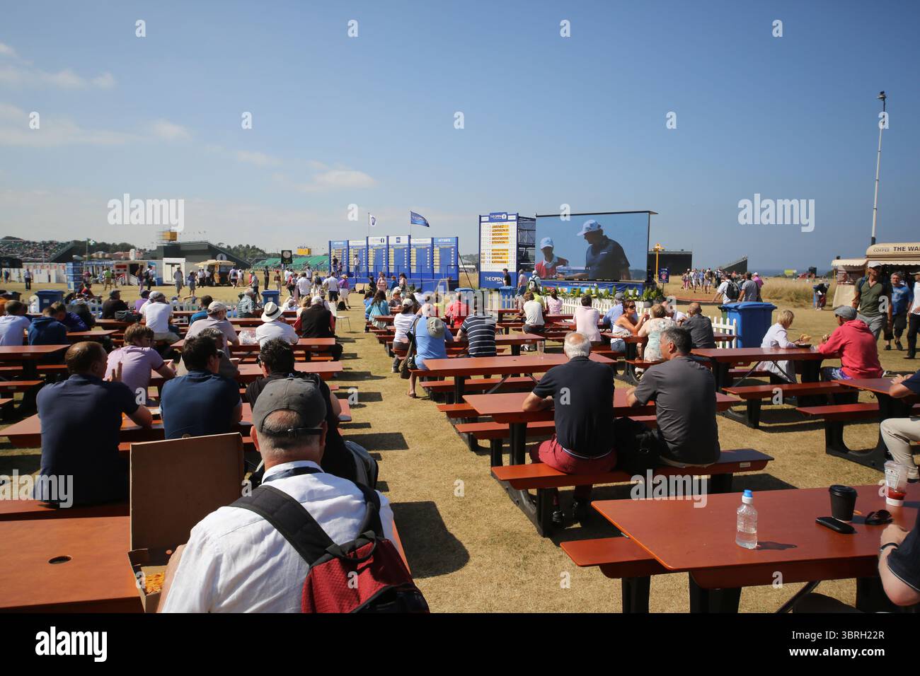 Das Zeltdorf am zweiten Tag der Open Championship 2013, Muirfield, Scotalnd Picture Credit: Mark Newcombe / visionsingolf.com die Open Championship 2013 (142. Auflage) fand vom 18. Bis 21. Juli 2013 in Muirfield Golf Links in Gullane, Schottland statt – einem geschichtsträchtigen Veranstaltungsort, der für Präzision und Bestrafung von Fehlern bekannt ist Stockfoto