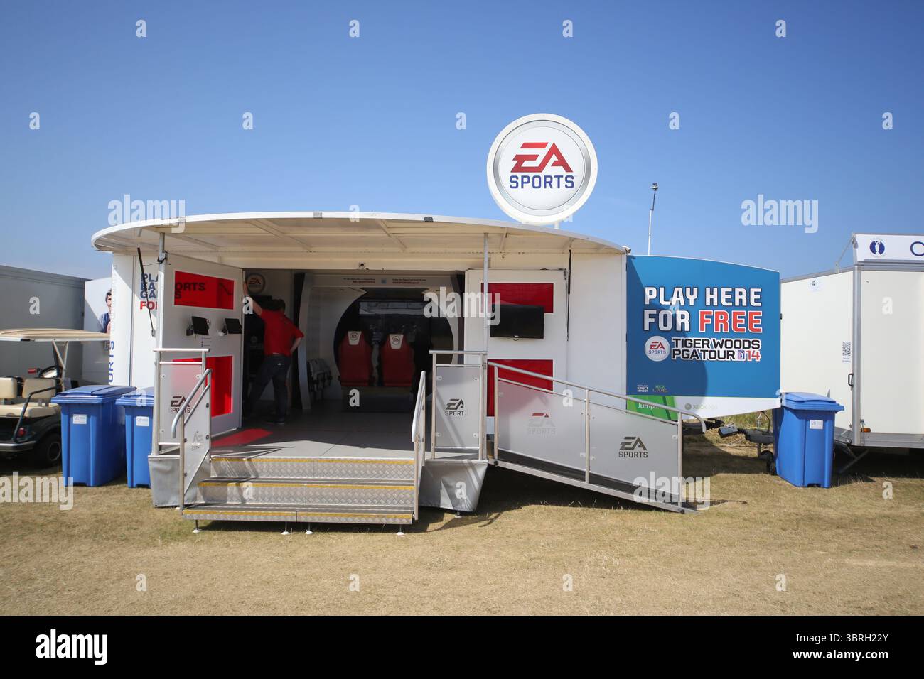 Die EA Games am zweiten Tag der Open Championship 2013, Muirfield, Scotalnd Picture Credit: Mark Newcombe / visionsingolf.com die Open Championship 2013 (142. Ausgabe) fand vom 18. Bis 21. Juli 2013 in Muirfield Golf Links in Gullane, Schottland statt – einem berühmten Veranstaltungsort, der für Präzision und Bestrafung von Fehlern bekannt ist Stockfoto