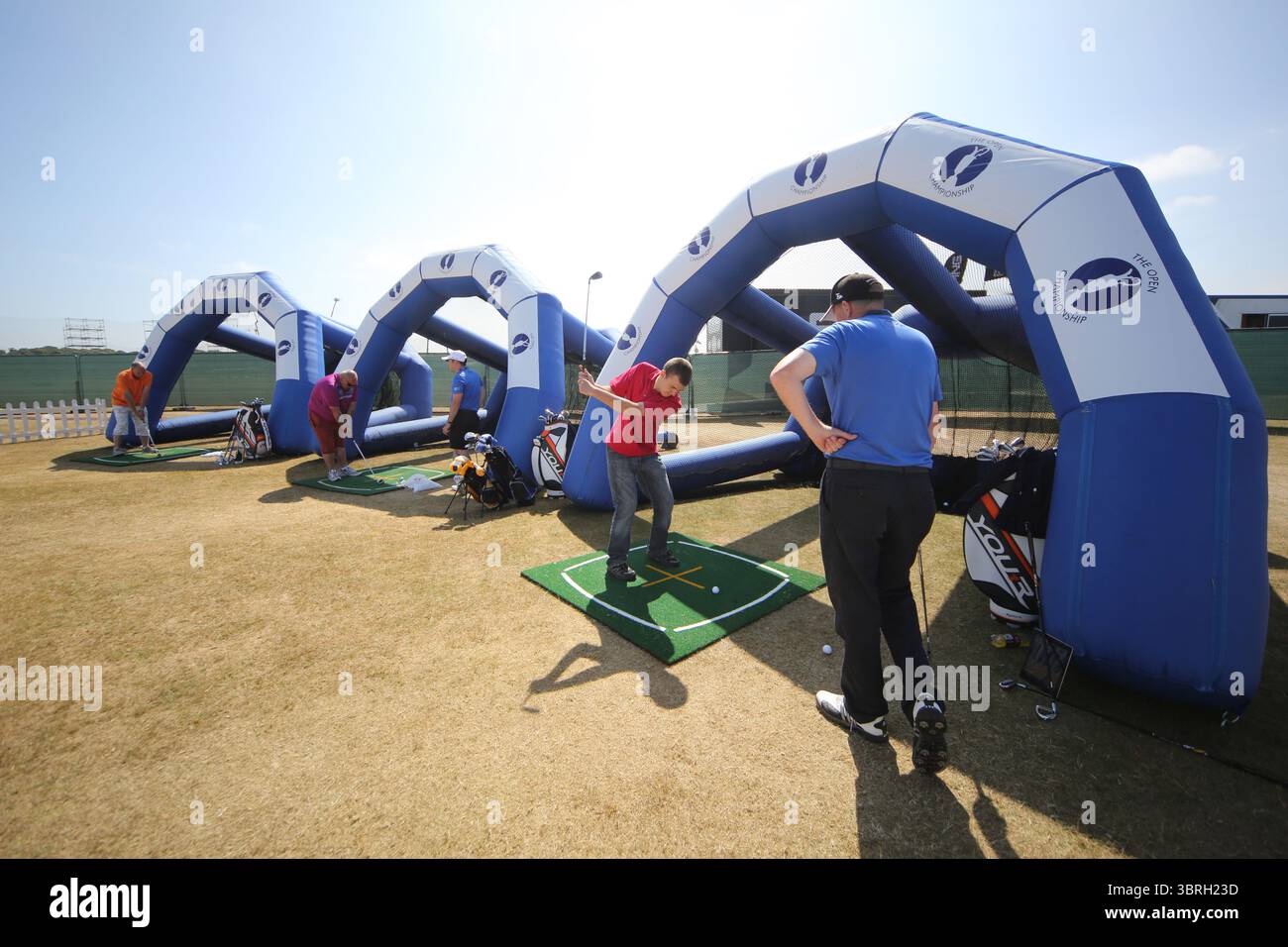 Die mit Zelt bebaute Village Swing Zone für den Golfunterricht am zweiten Tag der Open Championship 2013, Muirfield, Scotalnd Picture Credit: Mark Newcombe / visionsingolf.com die Open Championship 2013 (142. Ausgabe) fand vom 18. Bis 21. Juli 2013 in Muirfield Golf Links in Gullane, Schottland statt – einem geschichtsträchtigen Veranstaltungsort, der für Präzision und Bestrafung von Fehlern bekannt ist Stockfoto