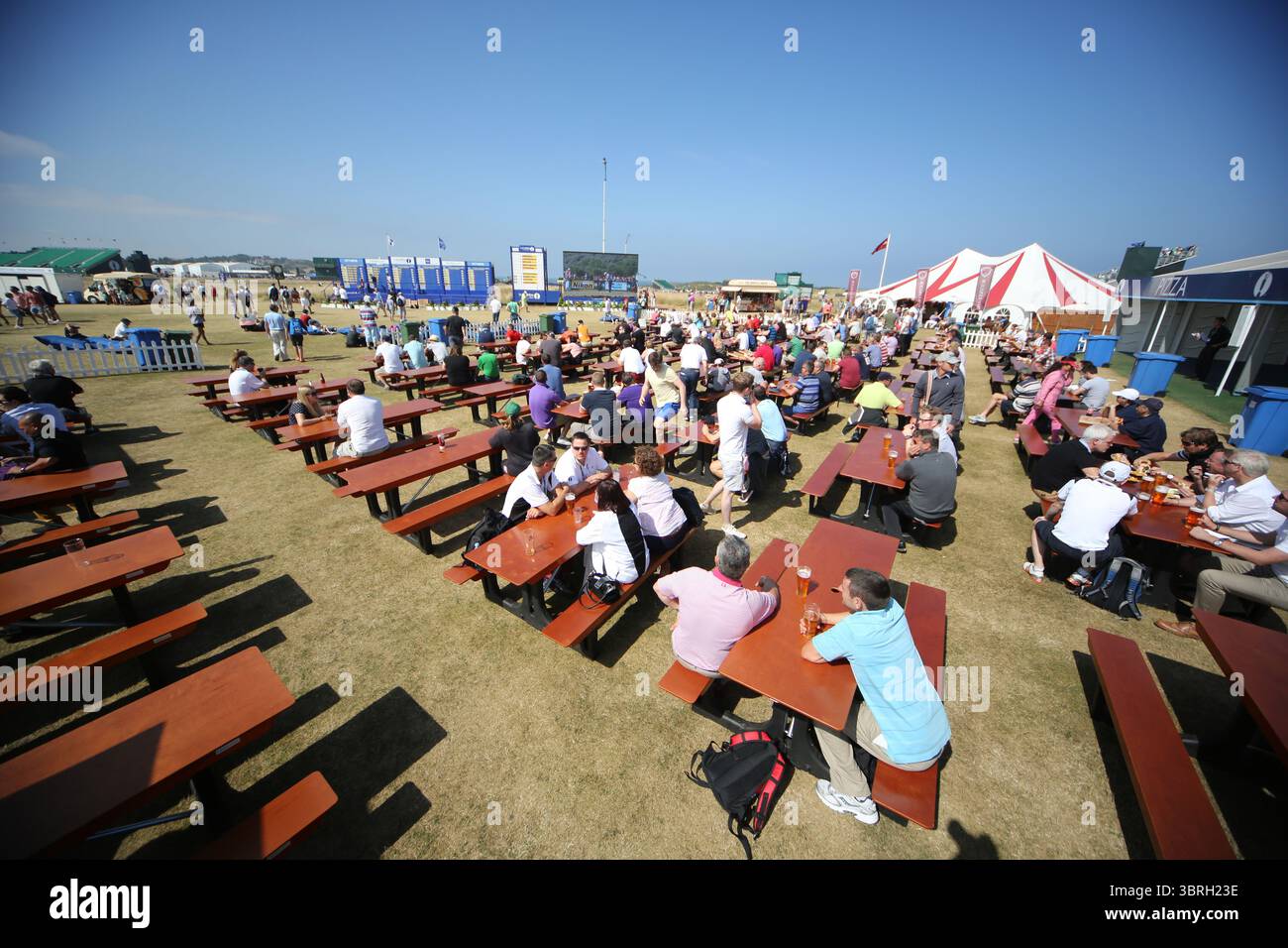 Das Zeltdorf am zweiten Tag der Open Championship 2013, Muirfield, Scotalnd Picture Credit: Mark Newcombe / visionsingolf.com die Open Championship 2013 (142. Auflage) fand vom 18. Bis 21. Juli 2013 in Muirfield Golf Links in Gullane, Schottland statt – einem geschichtsträchtigen Veranstaltungsort, der für Präzision und Bestrafung von Fehlern bekannt ist Stockfoto
