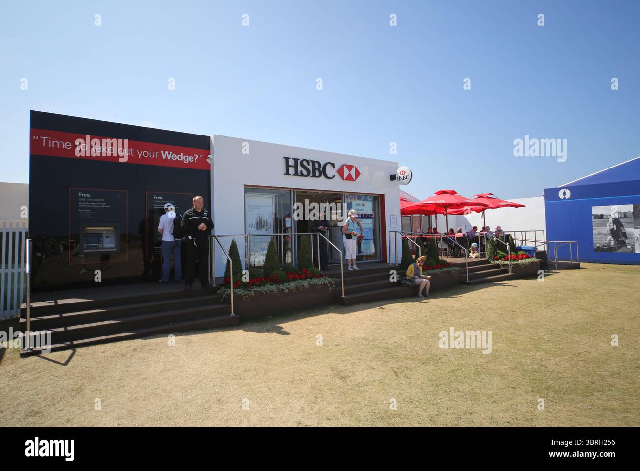 Offizieller Sponsor der HSBC Bank zeltete die Ausstellung im Dorf am zweiten Tag der Open Championship 2013, Muirfield, Scotalnd Picture Credit: Mark Newcombe / visionsingolf.com die Open Championship 2013 (142. Ausgabe) fand vom 18. Bis 21. Juli 2013 in Muirfield Golf Links in Gullane, Schottland statt – einem renommierten Veranstaltungsort, der für Präzision und Bestrafung von Fehlern bekannt ist Stockfoto