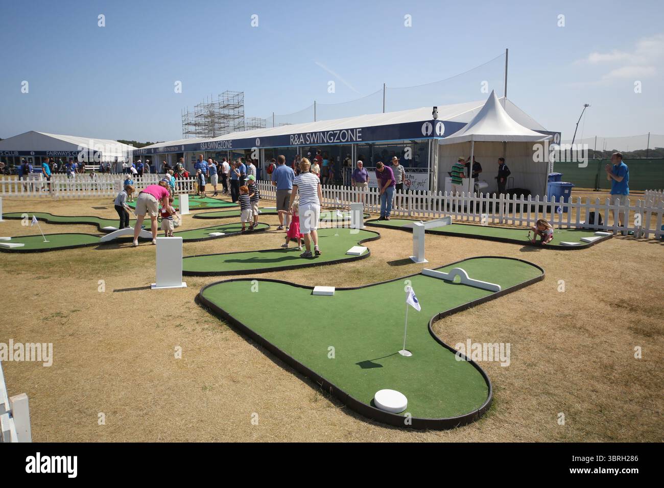 Die mit Zelt bebaute Village Swing Zone für den Golfunterricht am zweiten Tag der Open Championship 2013, Muirfield, Scotalnd Picture Credit: Mark Newcombe / visionsingolf.com die Open Championship 2013 (142. Ausgabe) fand vom 18. Bis 21. Juli 2013 in Muirfield Golf Links in Gullane, Schottland statt – einem geschichtsträchtigen Veranstaltungsort, der für Präzision und Bestrafung von Fehlern bekannt ist Stockfoto