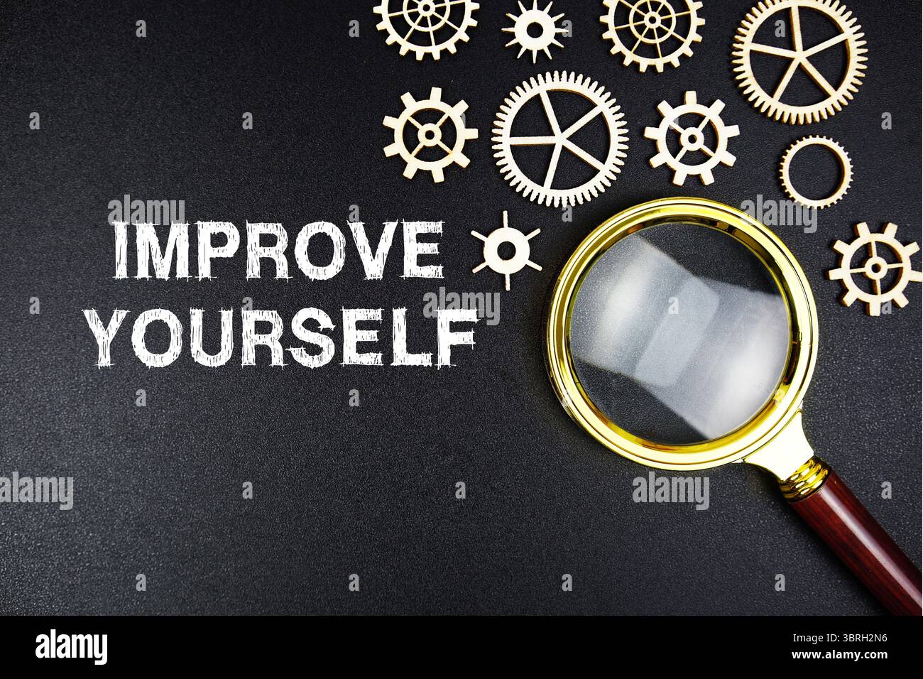 Verbessern Sie Ihre Textnachricht mit Vergrößerungsglas auf schwarzem Hintergrund Stockfoto