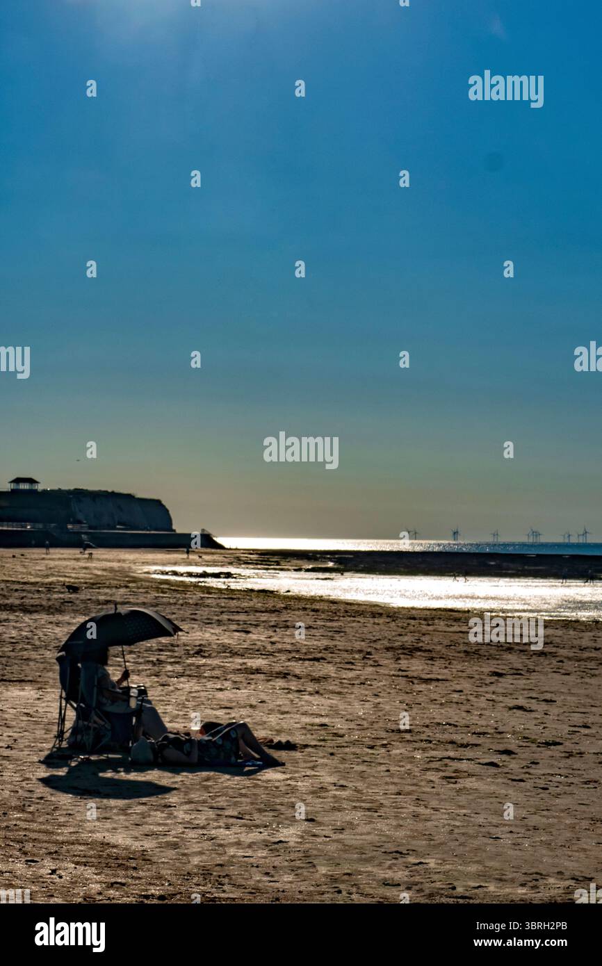 Urlauber am Strand von Westgate Kent an einem Tag mit Hitzewelle Stockfoto