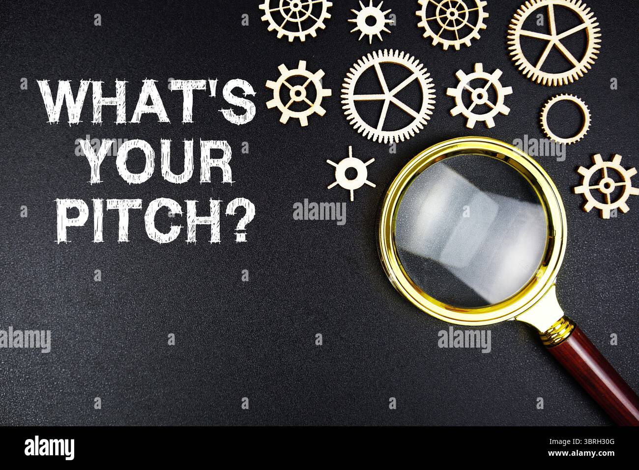 Was ist dein Pitch? Textnachricht mit Lupe auf schwarzem Hintergrund Stockfoto