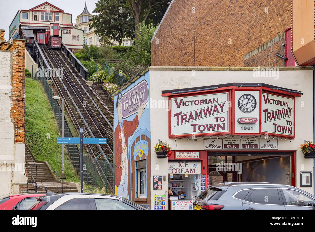 Seilbahnwagen auf der Scarborough's South Cliff Railway in North Yorkshire, England. Victorian Tramway zur Stadtbeschilderung 1881 über Station. Stockfoto