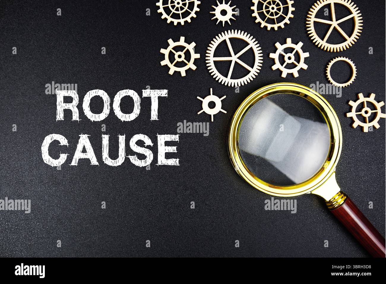 Textnachricht mit Vergrößerungsglas auf schwarzem Hintergrund Stockfoto