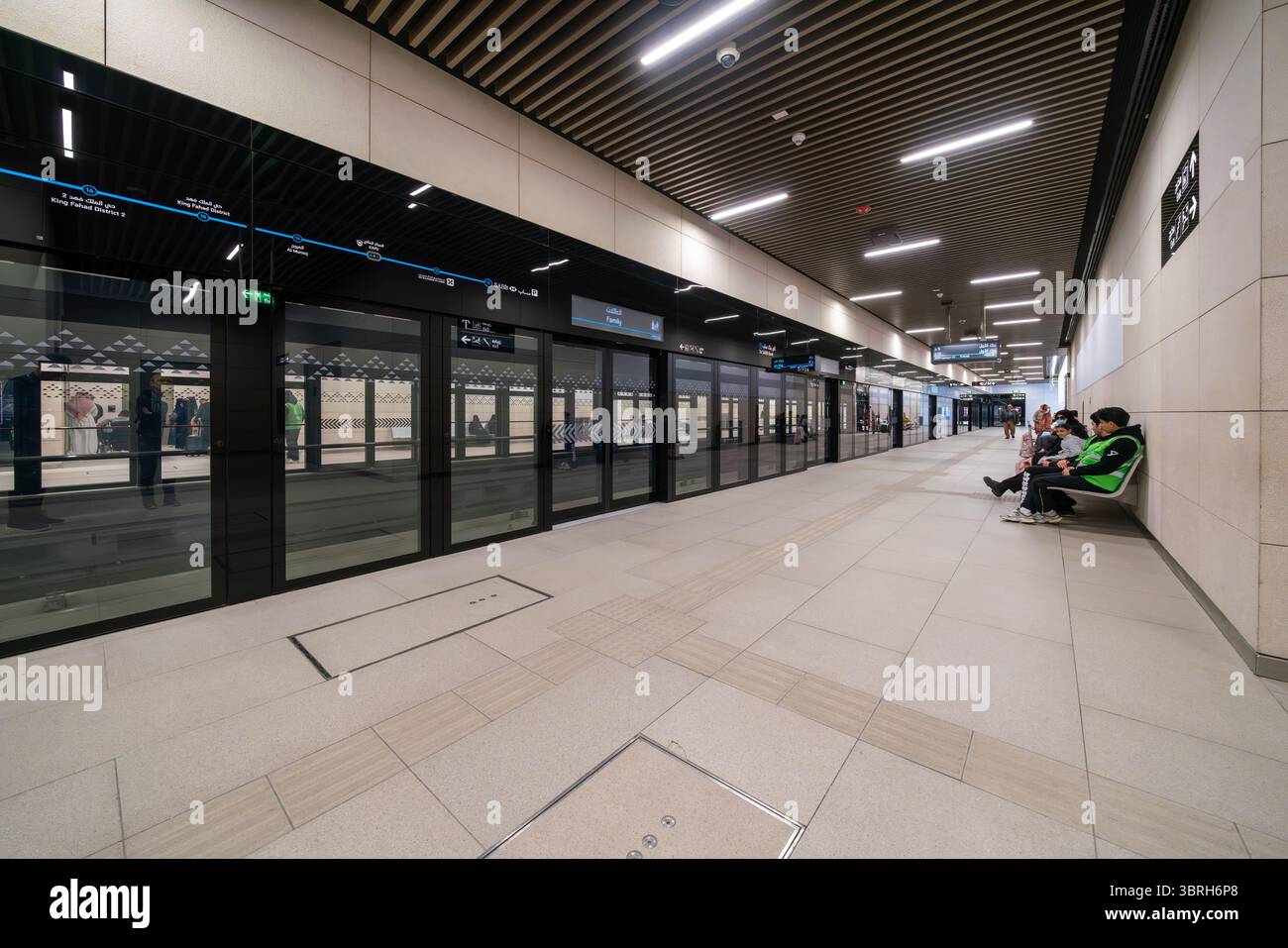 Riad, Saudi-Arabien - 22. Dezember 2024: Blick auf die moderne und erstaunliche U-Bahn-Station King Abdullah Financial District in Riad, KAFD, Saudi-Arabien Stockfoto
