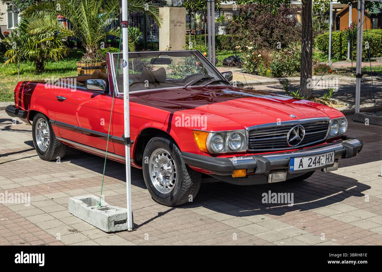 Pomorie, Burgas, Bulgarien - 12. Juli 2025: Retro-Cabriolet Mercedes SL on Classic Cars in Pomorie, Burgas, Bulgarien Stockfoto