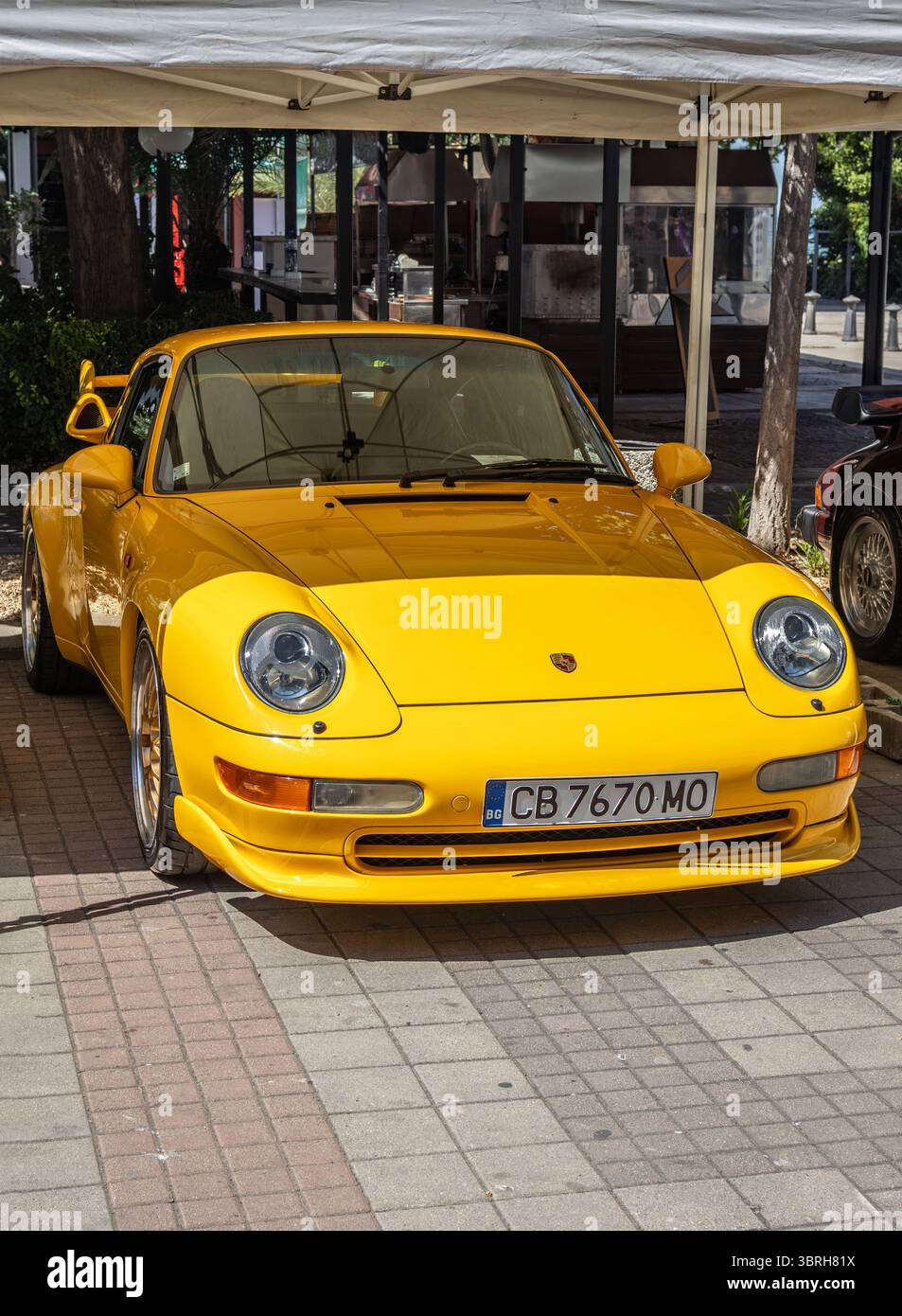 Pomorie, Burgas, Bulgarien - 12. Juli 2025: Gelber Retro-Porsche 911 auf dem Classic Cars-Event in Pomorie, Bulgarien Stockfoto