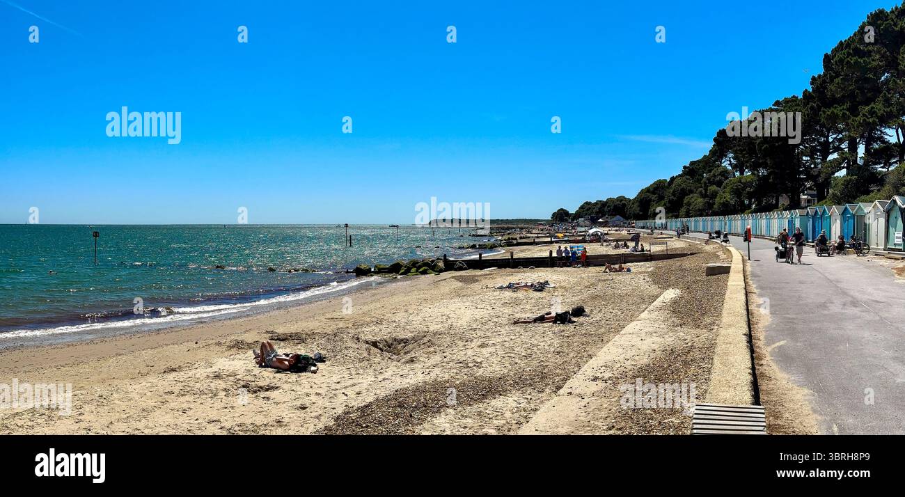 Juli 2025 Sunny Panorama View of Avon Beach, nahe Christchurch, Dorset, an einem heißen Sonnentag während der dritten Hitzewelle des Jahres in Großbritannien Stockfoto