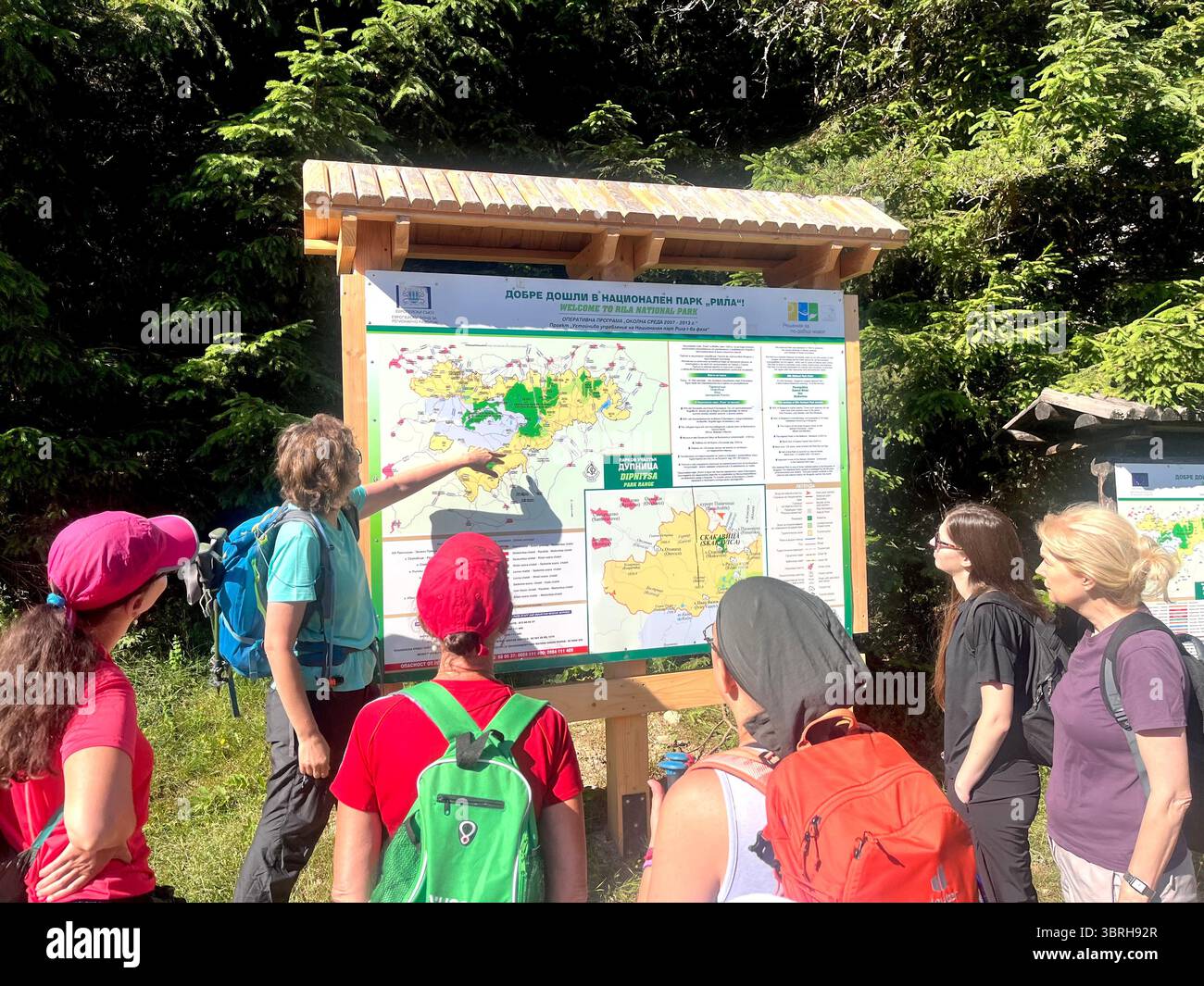 Weibliche Reiseleiterin und Wanderer an Informationskarten im Rila Naturschutzgebiet und Nationalpark, Rila Berg, Bulgarien, Balkan, Südosteuropa Stockfoto